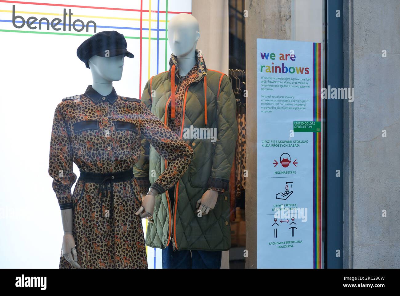 Vitrine Benetton dans le centre-ville de Cracovie. Aujourd'hui, le ministère de la Santé a signalé 9 291 nouveaux cas de COVID-19 en Pologne, dont un nombre record de 1 486 dans la Voïvodeship de Malikopolskie. En outre, chaque tiers des personnes diagnostiquées avec COVID-19 dans la Voïvodie de Malikopolskie vit à Cracovie. Mardi, 20 octobre 2020, à Cracovie, en Pologne. (Photo par Artur Widak/NurPhoto) Banque D'Images