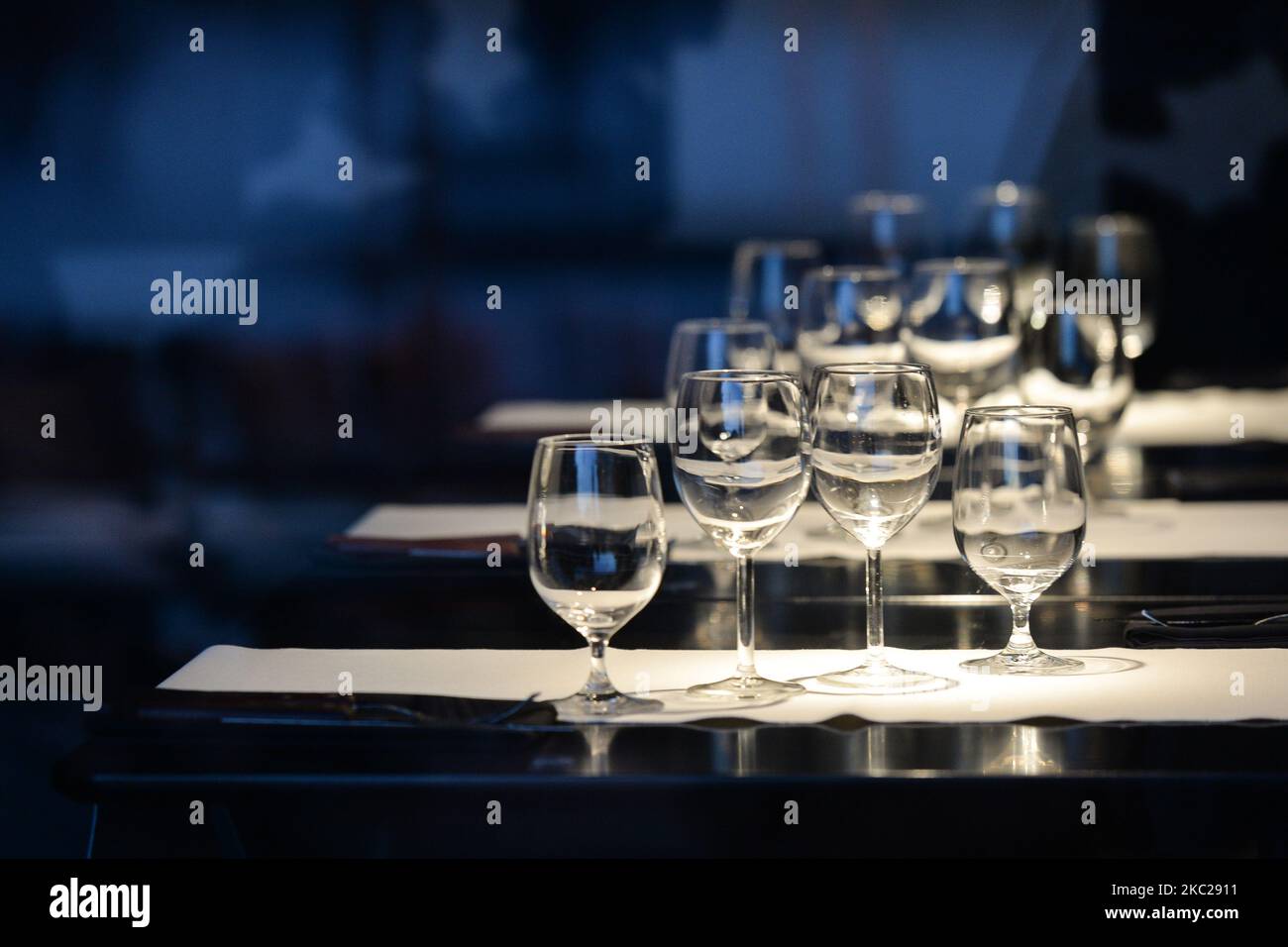 Tables vides avec un jeu de verres dans un restaurant vide du centre-ville de Cracovie. Aujourd'hui, le ministère de la Santé a signalé 9 291 nouveaux cas de COVID-19 en Pologne, dont un nombre record de 1 486 dans la Voïvodeship de Malikopolskie. En outre, chaque tiers des personnes diagnostiquées avec COVID-19 dans la Voïvodie de Malikopolskie vit à Cracovie. Mardi, 20 octobre 2020, à Cracovie, en Pologne. (Photo par Artur Widak/NurPhoto) Banque D'Images