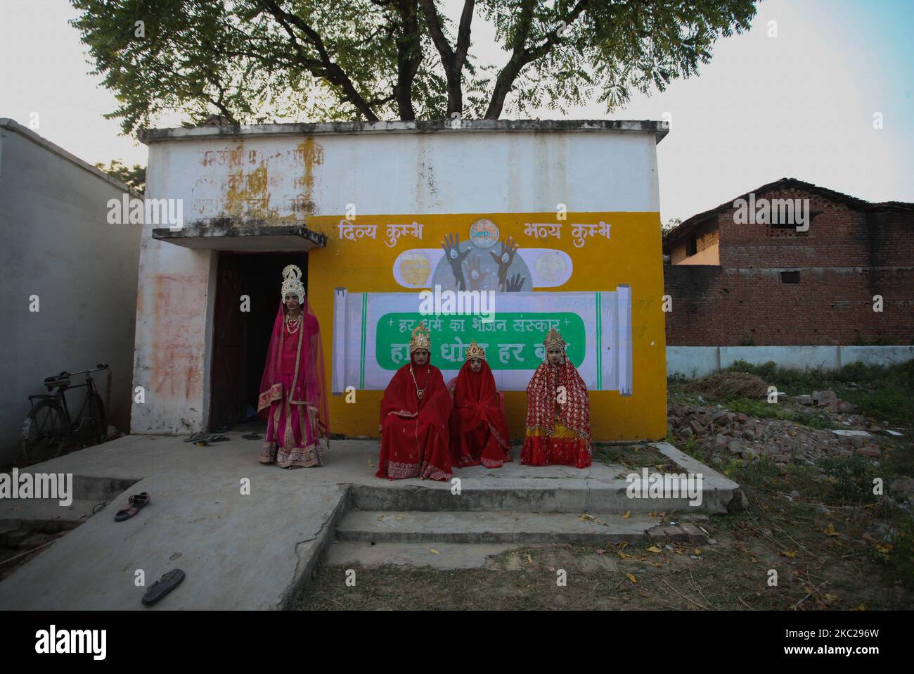 Les artistes habillés comme le Dieu hindou RAM, épouse Déesse Sita et frère Laxman, se préparent à exécuter la traditionnelle Ramleela, une pièce racontant la vie du Dieu hindou RAM, devant le festival Dussehra, pendant le virus corona de Covid-19 pandamic dans la banlieue d'Allahabad, Inde sur 21 octobre 2020. Dussehra commémore le triomphe du Seigneur Rama sur le démon Roi Ravana, marquant la victoire du bien sur le mal.(photo de Ritesh Shukla/NurPhoto) Banque D'Images