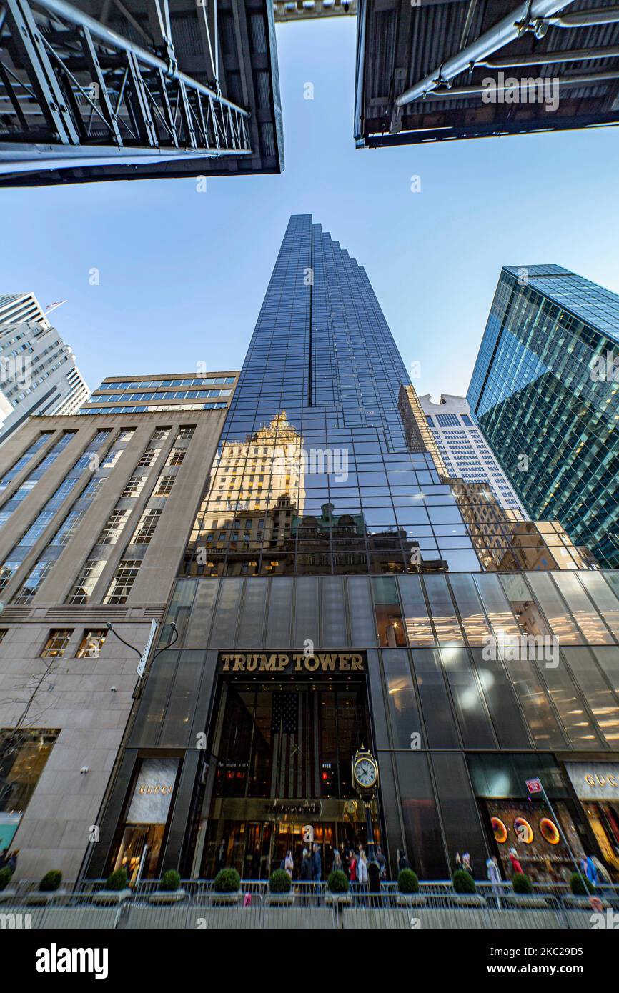 Trump Tower à New York, aux États-Unis. Le gratte-ciel de 58 étages de la Cinquième Avenue à Midtown Manhattan abrite le siège de Trump Organization et la résidence de condominium de grand standing du président américain Donald Trump, qui est également un homme d'affaires et un promoteur immobilier. Le bâtiment a été conçu par Der Scutt dans une architecture moderniste avec façade en verre et en escalier à l'édifice, la construction a commencé en 1979 à New York. New York, Etats-Unis le 2020 février (photo de Nicolas Economou/NurPhoto) Banque D'Images