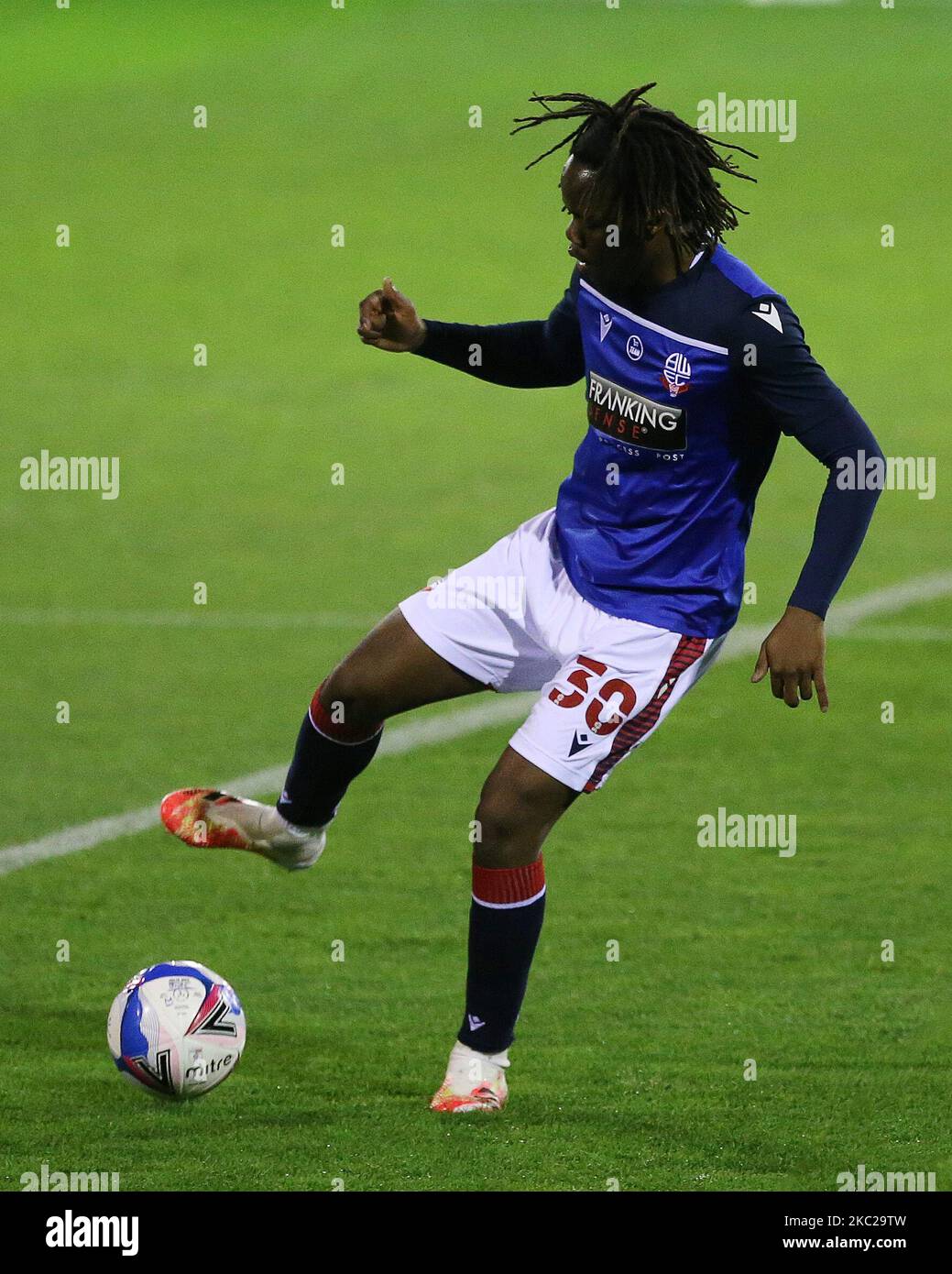 Peter Kioso, de Bolton Wanderers, se réchauffe avant le match de la Sky Bet League 2 entre Barrow et Bolton Wanderers, dans la rue Holker, Barrow-in-Furness, le mardi 20th octobre 2020. (Photo de Mark Fletcher/MI News/NurPhoto) Banque D'Images