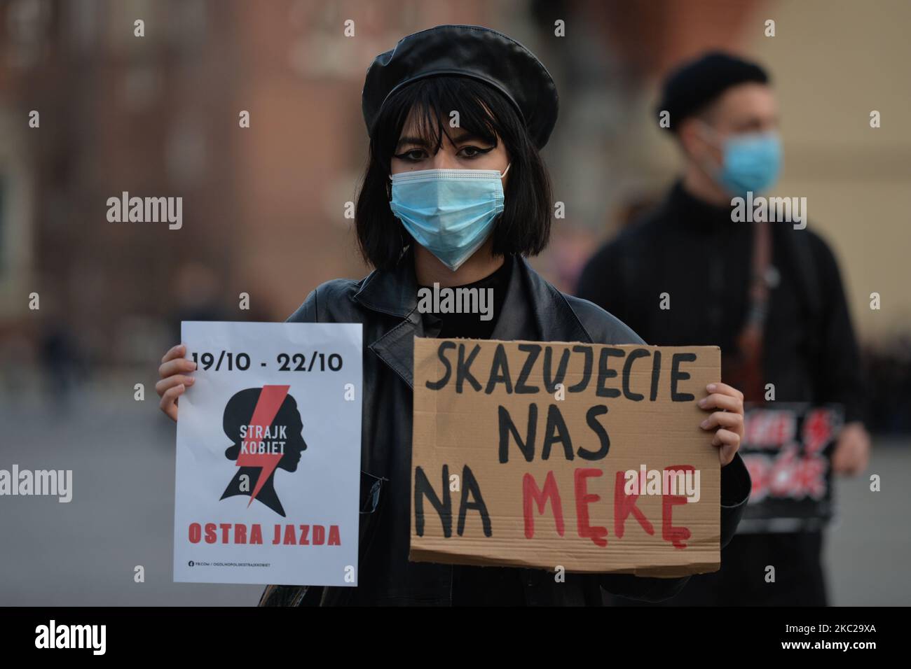 L'activiste pro-choix tient une affiche « Women Strike » et un signe qui dit « vous nous condamnez à la souffrance », vu dans le centre de Cracovie, une partie de la zone rouge du coronavirus, lors d'une protestation contre un projet de loi interdisant l'avortement pour des dommages irréversibles au foetus. Demain, jeudi, 22 octobre, le Tribunal constitutionnel doit examiner la motion d'un groupe de députés du PiS (parti d'État de droit et de justice) concernant la constitutionnalité de ce que l'on appelle l'avortement eugénique, effectué en cas de suspicion de maladie d'un enfant ou de déficience de celui-ci. Un groupe de députés du PiS a présenté une demande à t Banque D'Images