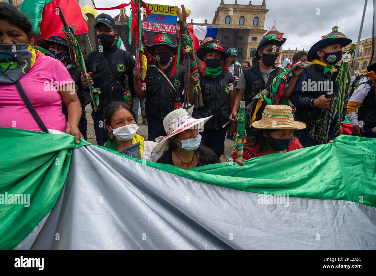 Syndicats éducatifs, étudiants, Et des tribus du sud-ouest de la Colombie qui font partie de la nation Minga, protestent contre le gouvernement du président Ivan Duque Marquez, les massacres dans le pays, la mise en œuvre du processus de paix et la sécurité sur les territoires autochtones sur 21 octobre 2020 à Bogota, en Colombie. Des manifestations où elles ont réussi pacifiquement. (Photo par Sebastian Barros/NurPhoto) Banque D'Images