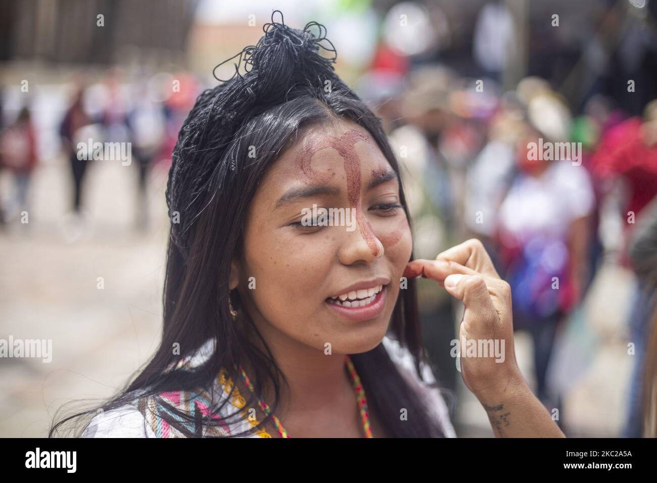 Femme indigène Wayuu présente à la manifestation contre le gouvernement national et rejetant les massacres et le meurtre de leaders sociaux à Bogota, en Colombie, sur 21 octobre 2020. (Photo de Daniel Garzon Herazo/NurPhoto) Banque D'Images