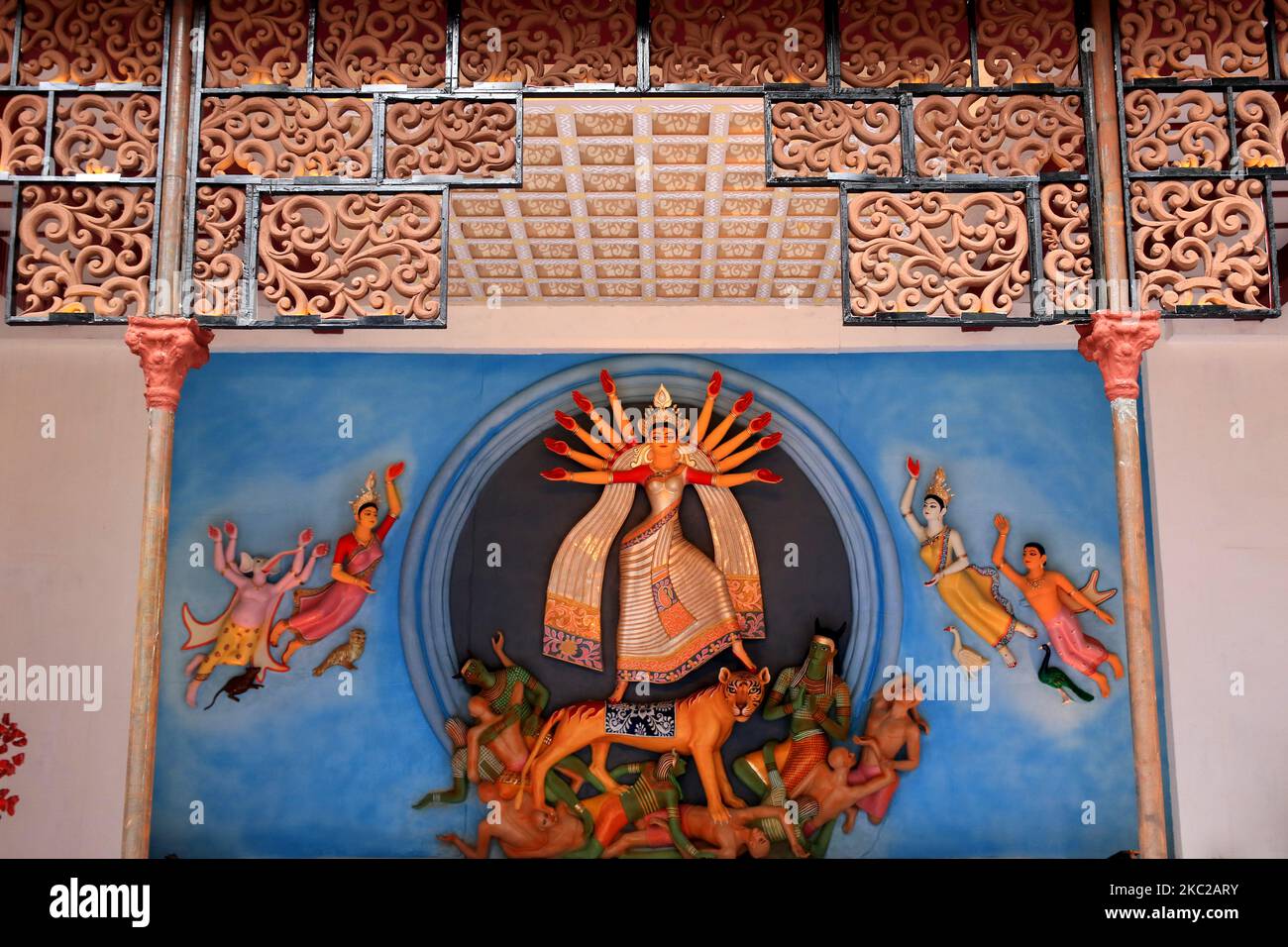 Un aperçu de la belle idole de la déesse Durga de la communauté puja pandal devant le festival hindou 'durga Puja' à Kolkata, Inde sur 21 octobre,2020. Les pandas de Durga puja seront des zones de non-entrée pour les visiteurs, a déclaré aujourd'hui la haute Cour de Calcutta – à peine trois jours avant le plus grand festival du Bengale. Seuls les organisateurs seront autorisés à l'intérieur des pandas, a déclaré le tribunal, ce qui limitera le nombre à 25 pour les grands pandas et à 15 pour les plus petits en raison de l'épidémie de coronavirus. Le nombre de morts de la COVID-19 au Bengale a dépassé le 6 000-Mark, avec 64 autres morts. L'état a également enregistré un numéro d'enregistrement de 3,9 Banque D'Images