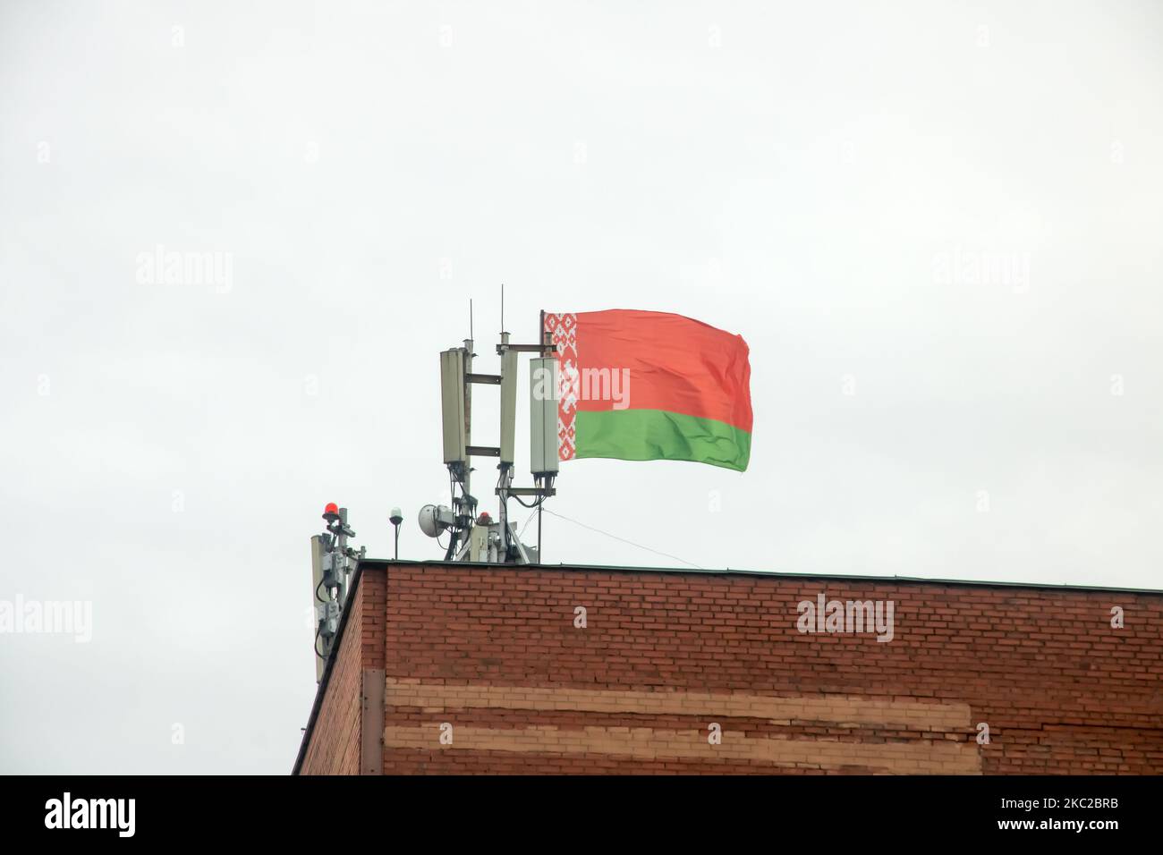 Drapeau de la Biélorussie sur le toit d'un vieux bâtiment de près Banque D'Images