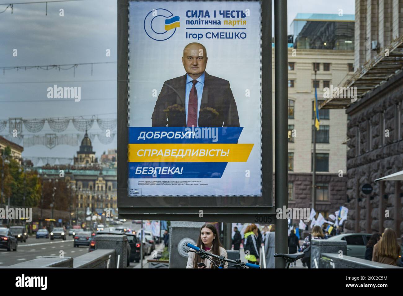 Bannière d'Igor Smeshko à Kiev, candidat pour le parti de force et d'honneur, pendant la campagne électorale pour les élections locales en Ukraine, sur 22 octobre 2020. (Photo de Celestino Arce/NurPhoto) Banque D'Images