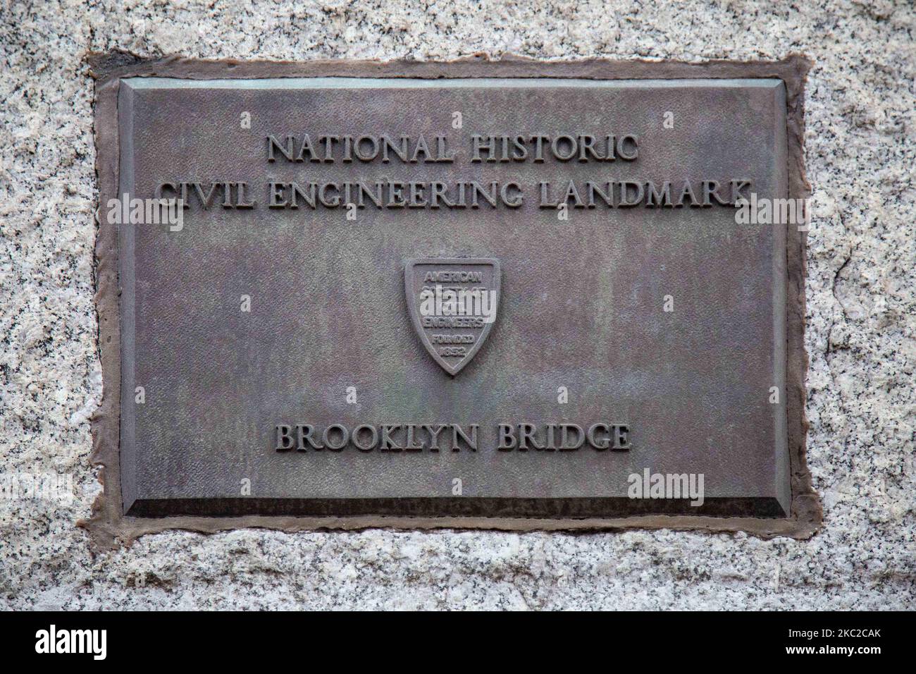 Une inscription du pont de Brooklyn à New York aux États-Unis, tel qu'il a été vu pendant une journée nuageux avec des touristes et des habitants. Le célèbre pont, un point de repère pour NYC et les États-Unis d'Amérique est un pont suspendu à câble hybride qui enjambe l'East River entre les quartiers de Manhattan et Brooklyn. Le pont historique de New York a été construit entre 1869 et 1883. New York, Etats-Unis sur 13 février 2020 (photo de Nicolas Economou/NurPhoto) Banque D'Images
