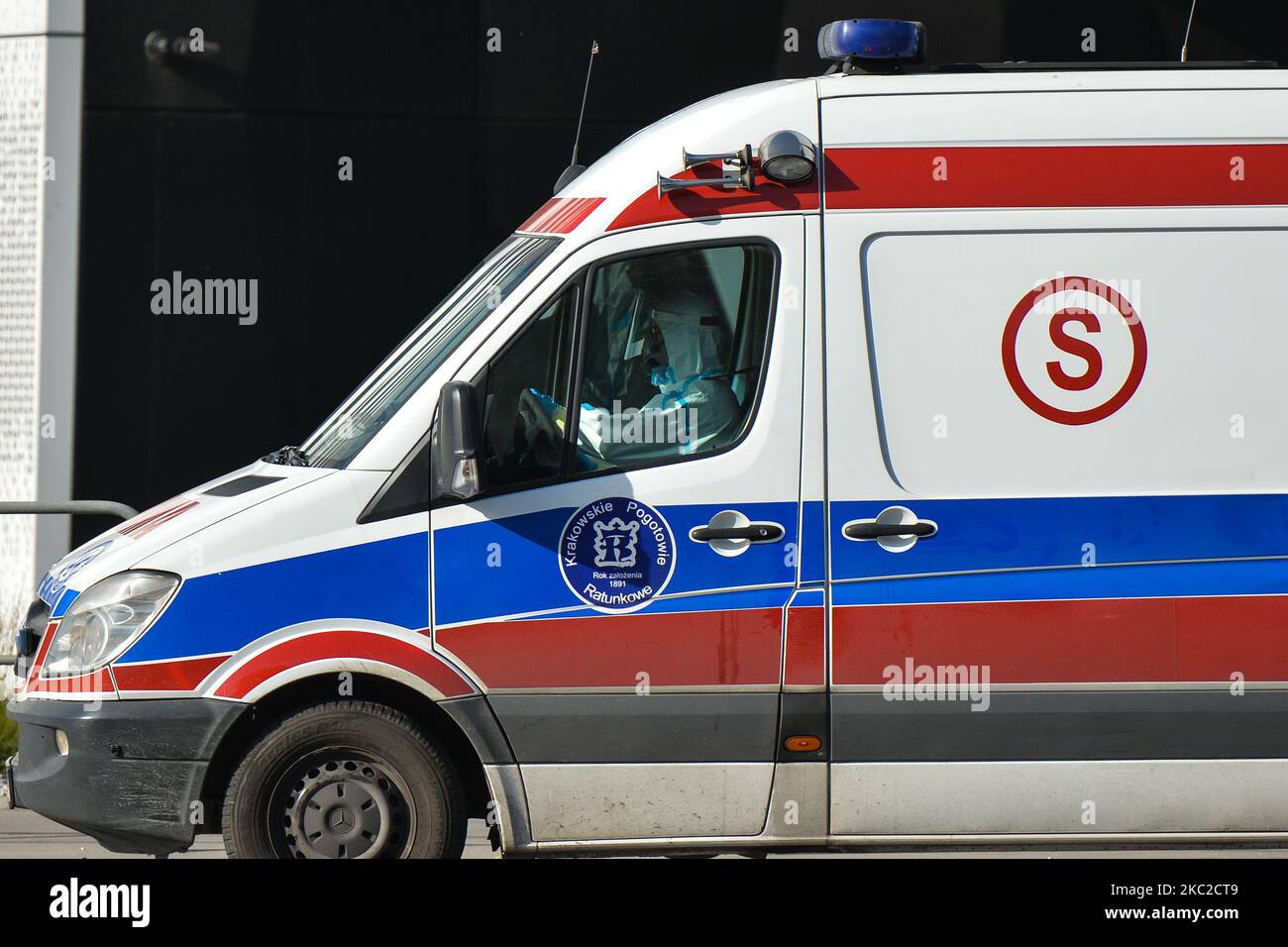 Vue sur une ambulance dans le centre de Cracovie vue dans le centre de Cracovie sur 22 octobre. Le Premier ministre polonais Mateusz Morawiecki a annoncé aujourd'hui une série de règles plus strictes pour arrêter l'escalade de l'épidémie de COVID-19 lorsque les infections atteignent un autre record quotidien. Vendredi, 23 octobre 2020, à Cracovie, en Pologne. (Photo par Artur Widak/NurPhoto) Banque D'Images