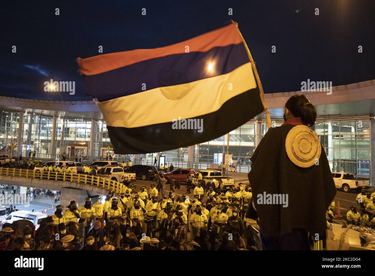 Des autochtones des Misak, Pijao et de la NASA participent à des chants, des danses et des interventions musicales à l'aéroport El Dorado de Bogota, en Colombie, sur 22 octobre 2020 pour protester contre la violence, exiger le droit à la vie, au déplacement et à la dépossession de terres, La pétition la réalisation de l'Accord de paix et les assassinats de dirigeants sociaux vivant à Cauca, dans le sud-ouest du pays. (Photo de David Rodriguez/NurPhoto) Banque D'Images