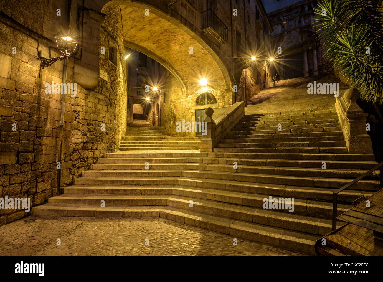 Rue Pujada de Sant Domènec, dans le vieux quartier de Gérone. Cette rue a été la scène de quelques films (Gérone, Catalogne, Espagne) Banque D'Images