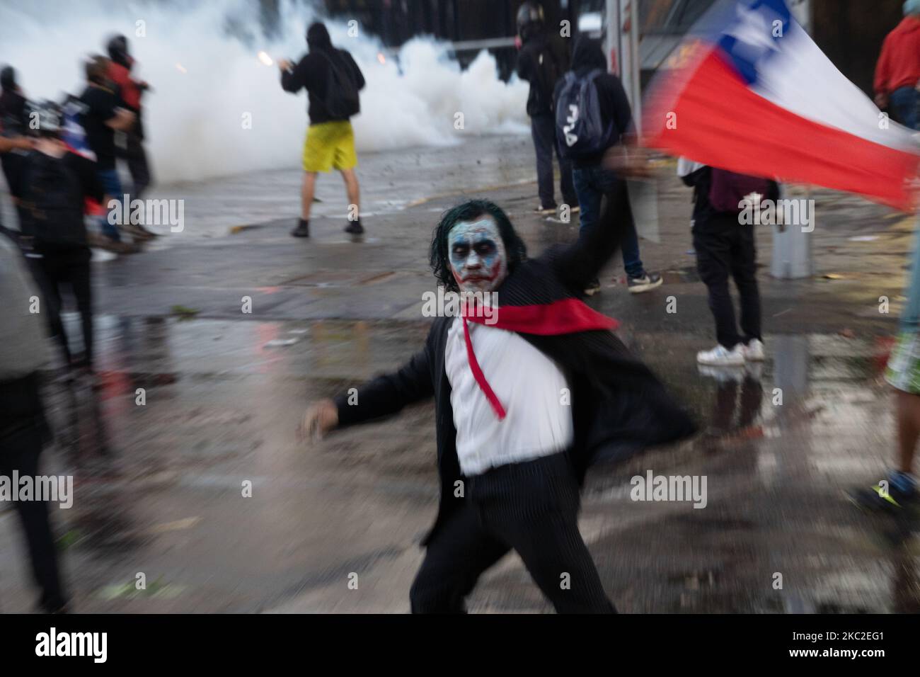 Un manifestant avec le masque Joker lors d'une manifestation contre le président chilien Sebastian Pinera à Santiago sur 23 octobre 2020, en prévision du référendum de dimanche. (Photo de Matias Basualdo/NurPhoto) Banque D'Images