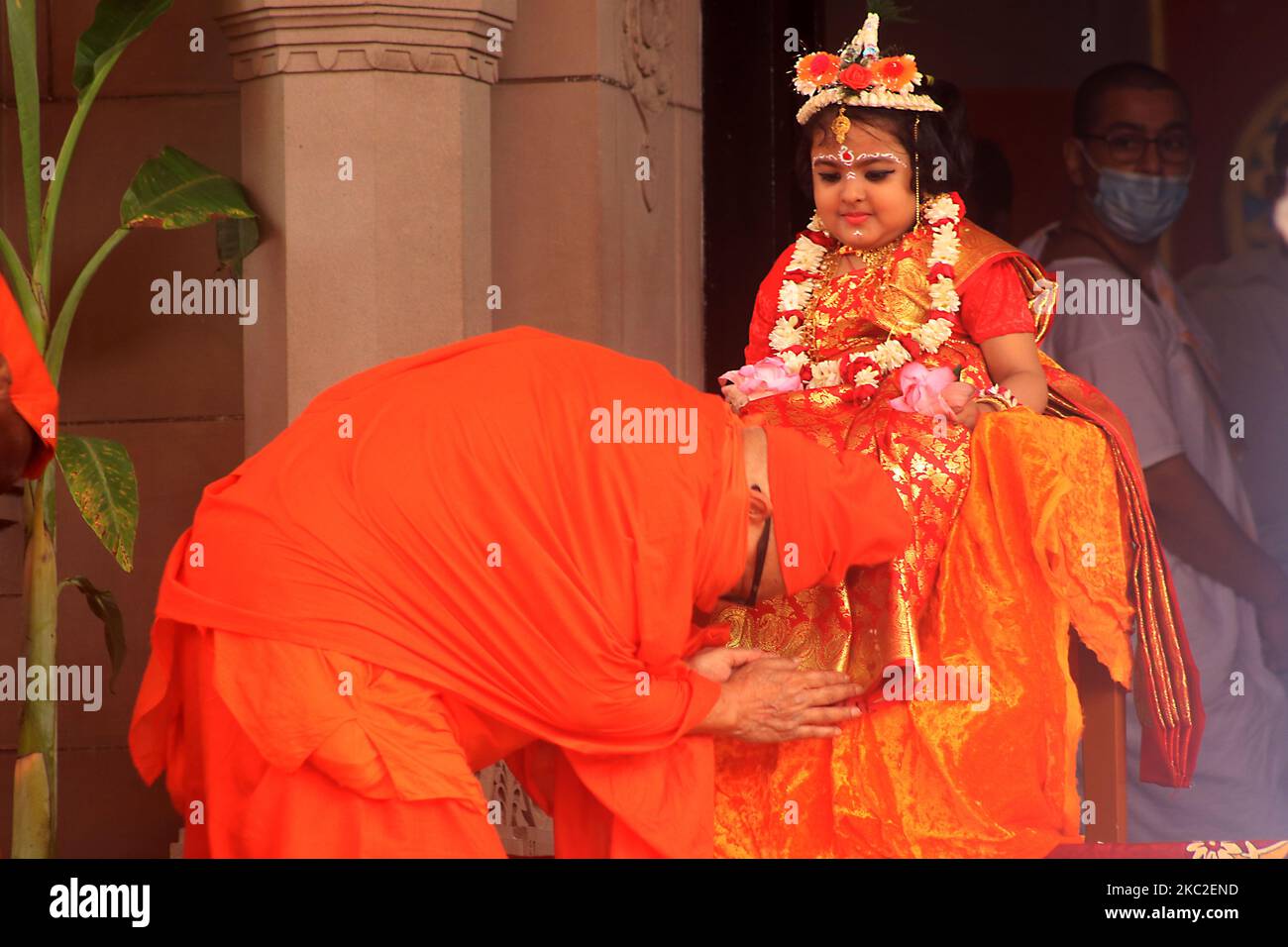 Un moine de Bélur Math (Siège de Ramakrishna Math) prie un Kumari, Ou la déesse vierge, pendant le festival Durga Puja à Belur Math près du nord de Kolkata, Inde, samedi, octobre 24.2020.Une fille de 5 à 10 ans est adorée comme Kumari ou la déesse vivante pendant Durga Puja, un festival de cinq jours dédié à la déesse Durga, Ce qui se terminera par l'immersion des idoles d'argile le 26 octobre.l'Inde rapporte moins de 60 000 nouveaux cas de coronavirus positifs pour une cinquième journée, car la promesse d'un vaccin gratuit COVID-19 devient un enjeu électoral clé. Le ministère de la Santé dit que 54 366 nouveaux positifs Banque D'Images