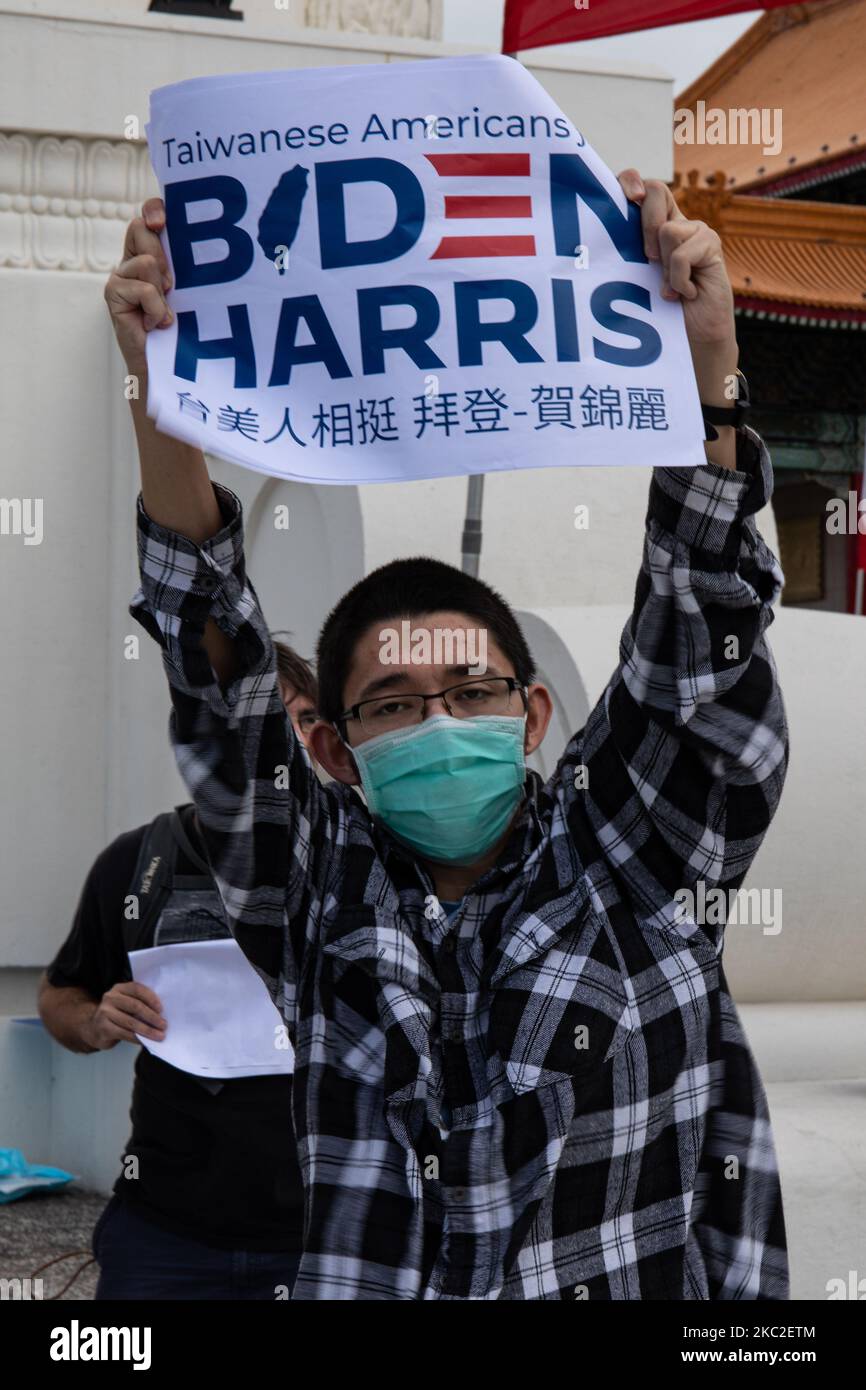 Un américain taïwanais au CKS Memorial Hall Liberty Square Taipei Taiwan montrant son soutien au candidat à la présidence Joe Biden, sur 24 octobre 2020. (Photo par Jose Lopes Amaral/NurPhoto) Banque D'Images