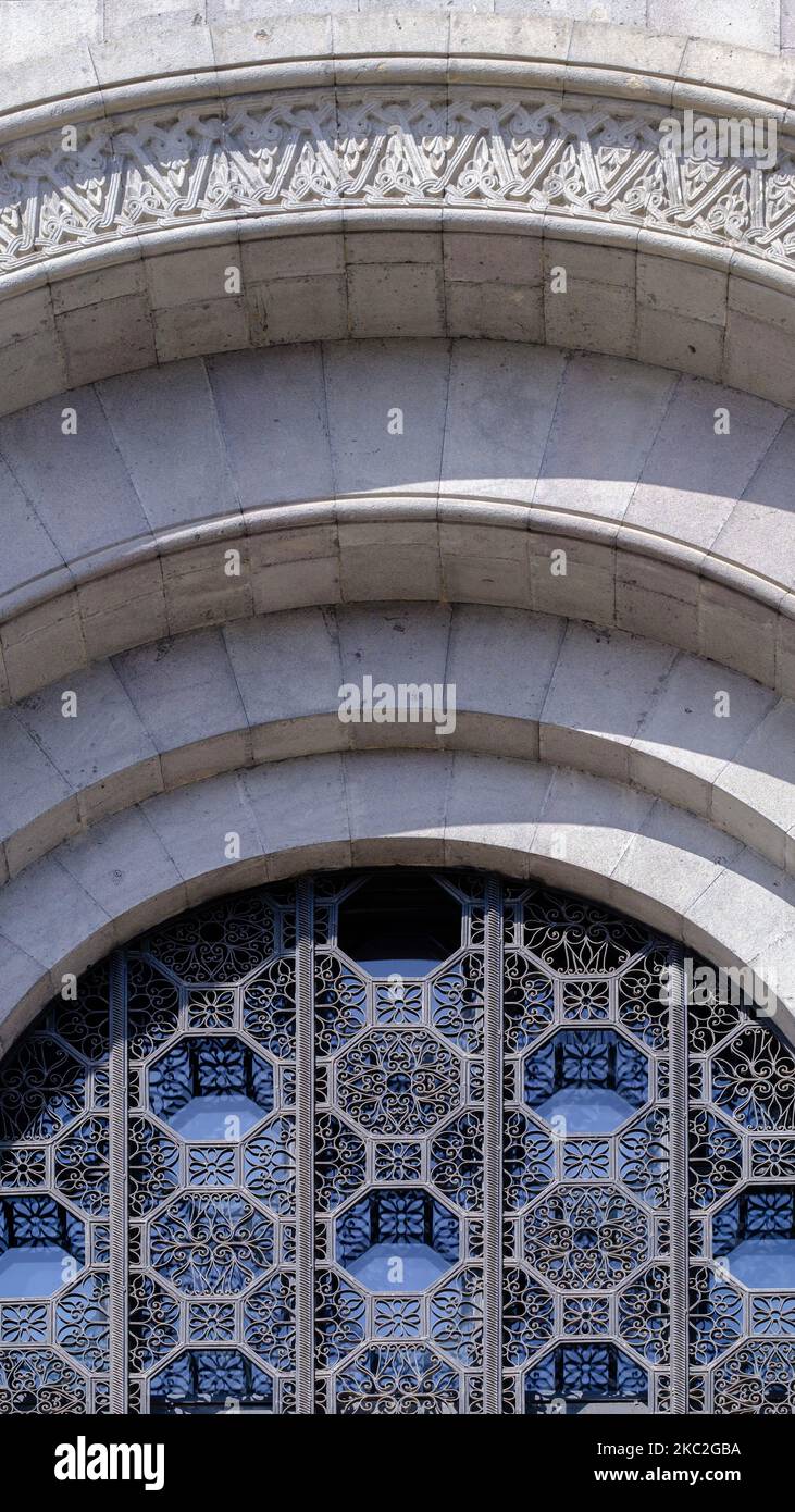 Un plan vertical d'une arche avec de belles sculptures et un rail de fenêtre ornemental. Erevan, Arménie. Banque D'Images