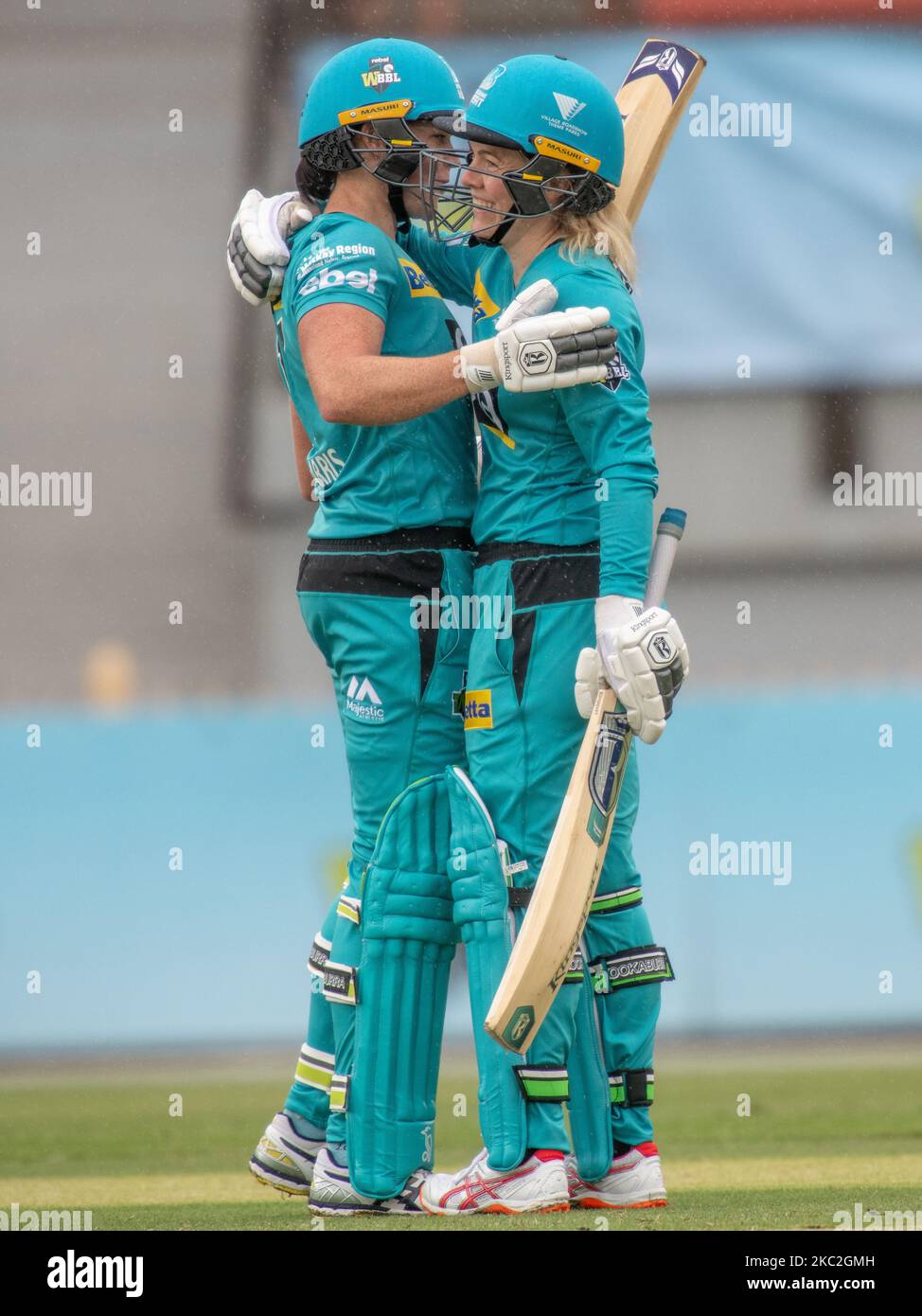 Grace Harris of the Heat fête son demi-siècle avec sa compagne d'équipe Georgia Redmayne lors du match féminin de la Ligue Big Bash entre les Scorchers de Perth et la chaleur de Brisbane à North Sydney Oval, sur 25 octobre 2020, à Sydney, en Australie. (Photo par Izhar Khan/NurPhoto) Banque D'Images
