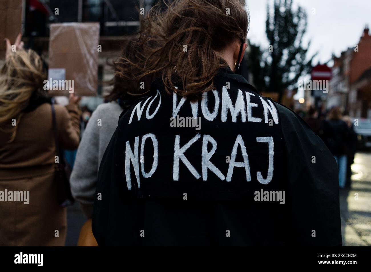 Une femme porte une veste ne lit pas de femmes pas de cri alors que des manifestants se rassemblent à l'extérieur de l'ambassade polonaise à Londres, en Grande-Bretagne, le 24 octobre 2020. La Cour suprême de Pologne statue que l'avortement dû à des vices mortels est inconstitutionnel, ce qui équivaut à une interdiction presque totale de la procédure. (Photo de Maciek Musialek/NurPhoto) Banque D'Images