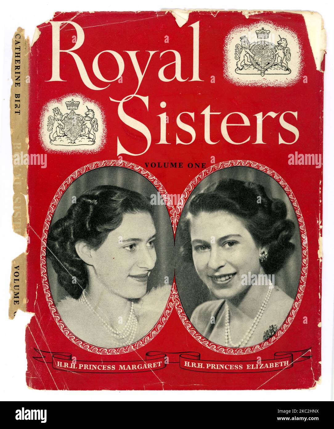 Veste de poussière originale bien portée et illustrée de couverture rigide, guide souvenir commémorant la princesse S.A.R. Margaret et Elizabeth intitulée « Royal Sisters » Volume One 1926 - 1949 par Catherine BIRT, publié par Pitkin, 1953, Londres, Royaume-Uni Banque D'Images