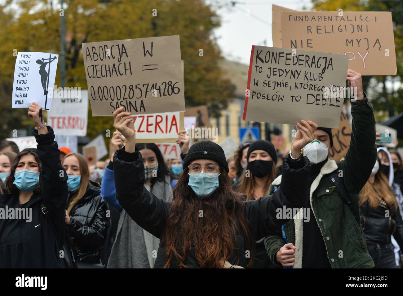 Militants vus dans le centre de Cracovie, près du Palais de l'évêque, siège de la Curie métropolitaine de Cracovie. Des milliers de personnes de tous âges ont marché à nouveau à Cracovie et dans d'autres villes polonaises pour le quatrième jour dans une rangée de protestations contre la nouvelle loi sur l'avortement. La protestation est une réaction directe à la décision de jeudi de la Cour suprême de Pologne selon laquelle la loi existante autorisant l'interruption de grossesse pour fœtus est contraire à la constitution, ce qui a pour effet de resserrer l'un des régimes d'avortement les plus stricts d'Europe. Sur 25 octobre 2020, à Cracovie, en Pologne. (Photo par Artur Widak/NurPhoto) Banque D'Images