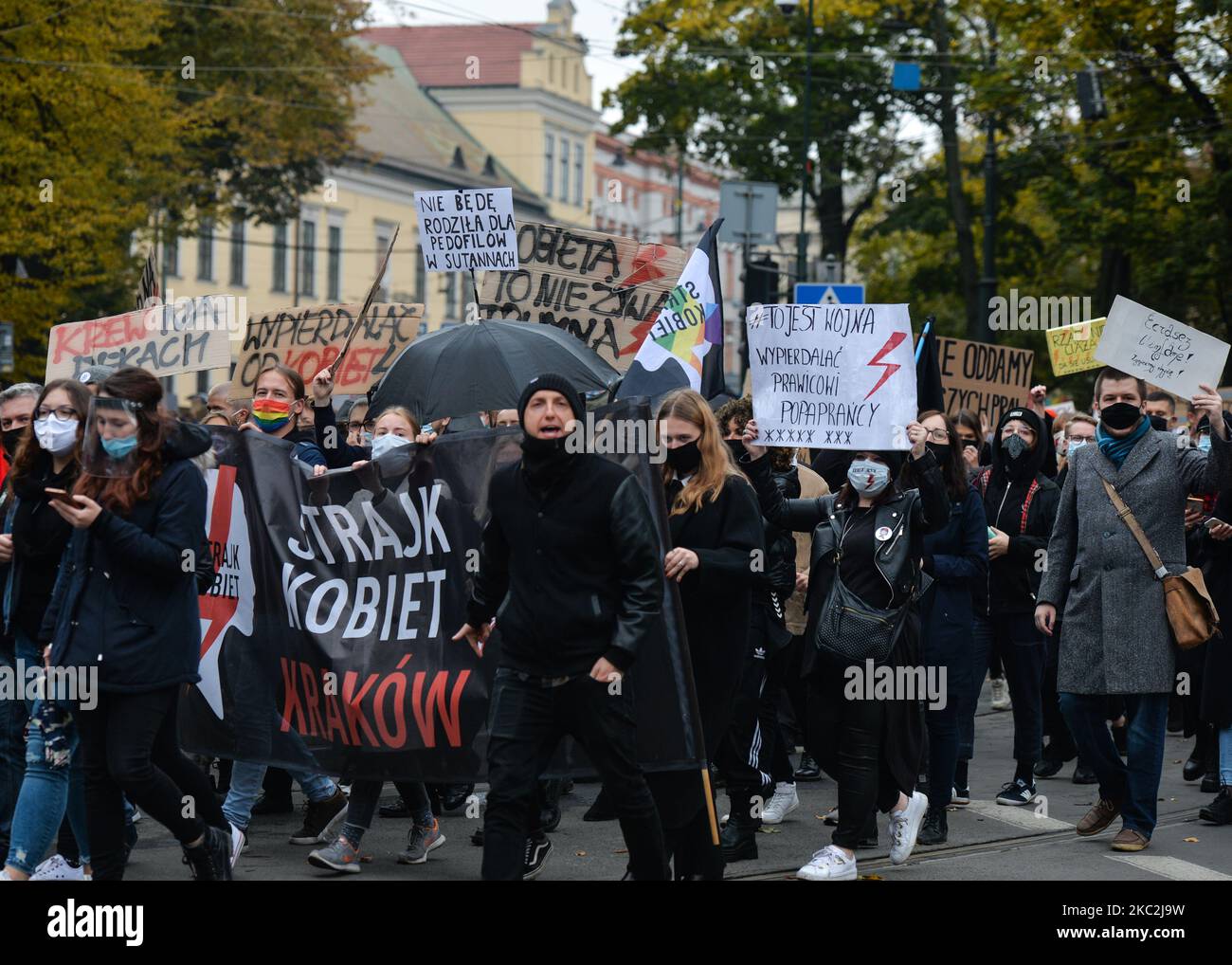 Militants vus dans le centre de Cracovie, près du Palais de l'évêque, siège de la Curie métropolitaine de Cracovie. Des milliers de personnes de tous âges ont marché à nouveau à Cracovie et dans d'autres villes polonaises pour le quatrième jour dans une rangée de protestations contre la nouvelle loi sur l'avortement. La protestation est une réaction directe à la décision de jeudi de la Cour suprême de Pologne selon laquelle la loi existante autorisant l'interruption de grossesse pour fœtus est contraire à la constitution, ce qui a pour effet de resserrer l'un des régimes d'avortement les plus stricts d'Europe. Sur 25 octobre 2020, à Cracovie, en Pologne. (Photo par Artur Widak/NurPhoto) Banque D'Images