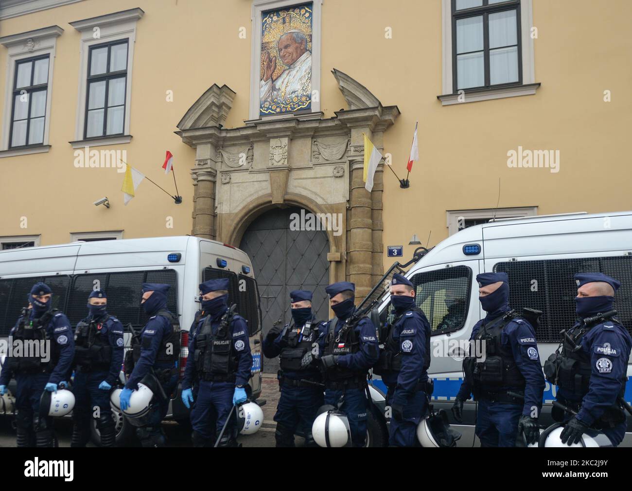 Les membres de la police protègent l'entrée du Palais de l'évêque, siège de la Curie métropolitaine de Cracovie. Des milliers de personnes de tous âges ont marché à nouveau à Cracovie et dans d'autres villes polonaises pour le quatrième jour dans une rangée de protestations contre la nouvelle loi sur l'avortement. La protestation est une réaction directe à la décision de jeudi de la Cour suprême de Pologne selon laquelle la loi existante autorisant l'interruption de grossesse pour fœtus est contraire à la constitution, ce qui a pour effet de resserrer l'un des régimes d'avortement les plus stricts d'Europe. Sur 25 octobre 2020, à Cracovie, en Pologne. (Photo par Artur Widak/NurPhoto) Banque D'Images