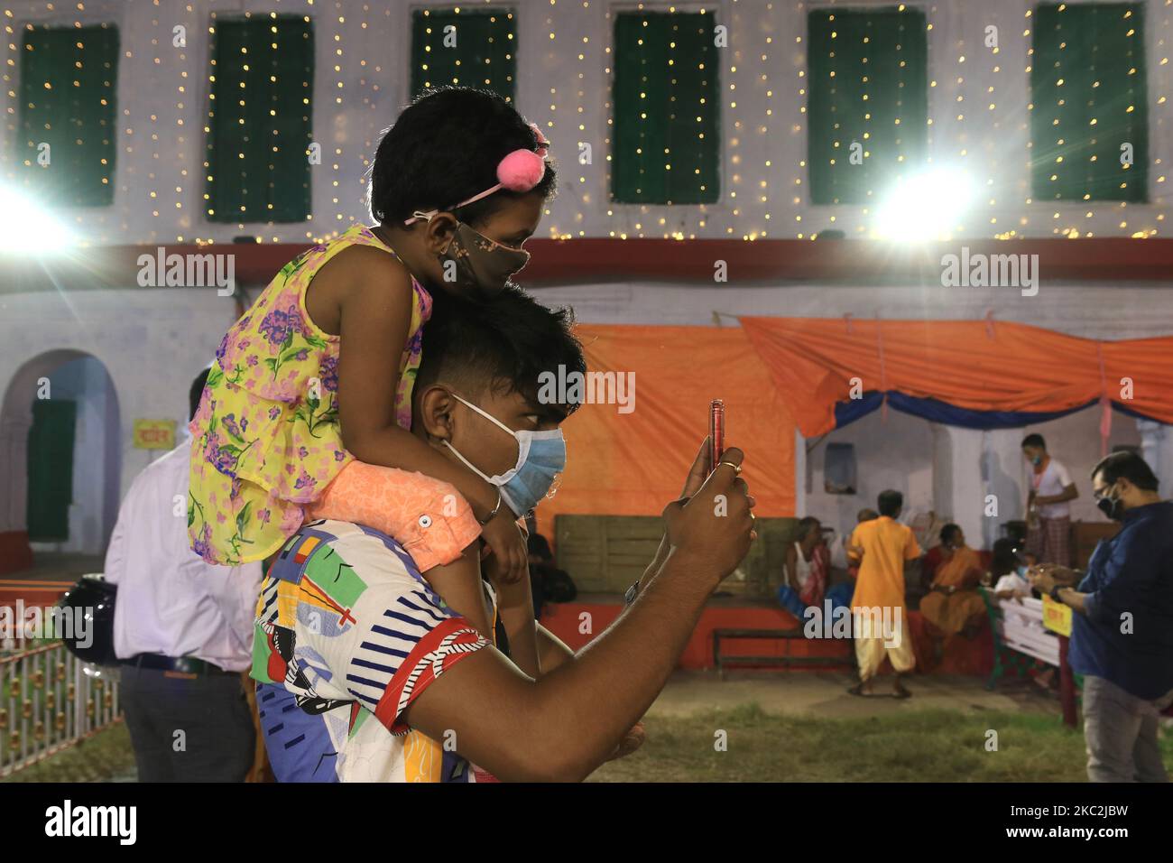 Un Visiteur avec un masque protecteur de guerre d'enfant visite du Sovabazar Boro Rajbari (palais royal de Shobhabazar) pendant le festival de Durga Puja au milieu de la pandémie COVID-19 dans la ville de Kolkata, Inde sur 25 octobre 2020. (Photo de Debajyoti Chakraborty/NurPhoto) Banque D'Images