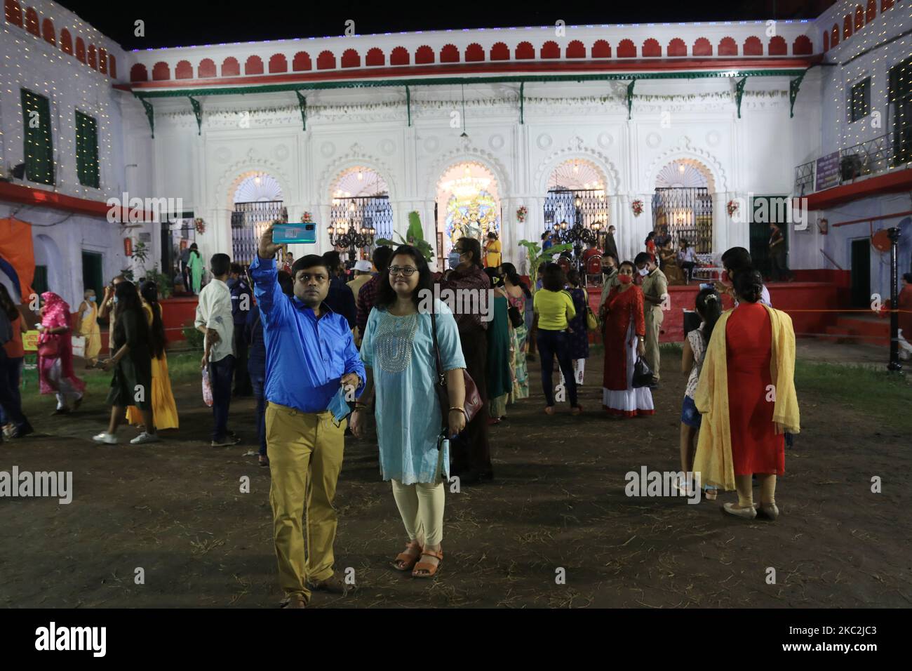 Visiteur à Sovabazar Boro Rajbari (palais royal de Shobhabazar) pendant le festival de Durga Puja au milieu de la pandémie COVID-19 dans la ville de Kolkata, Inde sur 25 octobre 2020. (Photo de Debajyoti Chakraborty/NurPhoto) Banque D'Images