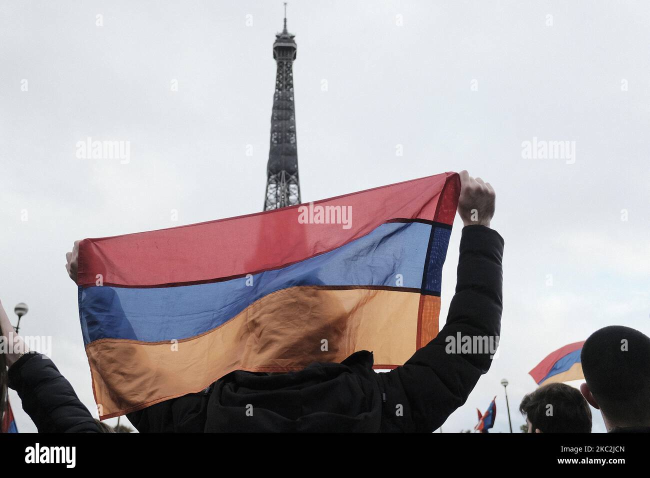 Des membres de la communauté arménienne et des sympathisants ont manifesté à Paris, en France, sur 25 octobre 2020, pour protester contre la guerre du Haut-Karabakh entre l'Arménie et l'Azerbaïdjan et ont demandé la reconnaissance de l'indépendance de l'Artsakh. Le rassemblement, demandé par le Conseil de coordination des organisations arméniennes de France (CCAF), a commencé à la place du Trocadéro, passé près de la Tour Eiffel, et s'est terminé à la place des Invalides. (Photo par Adnan Farzat/NurPhoto) Banque D'Images