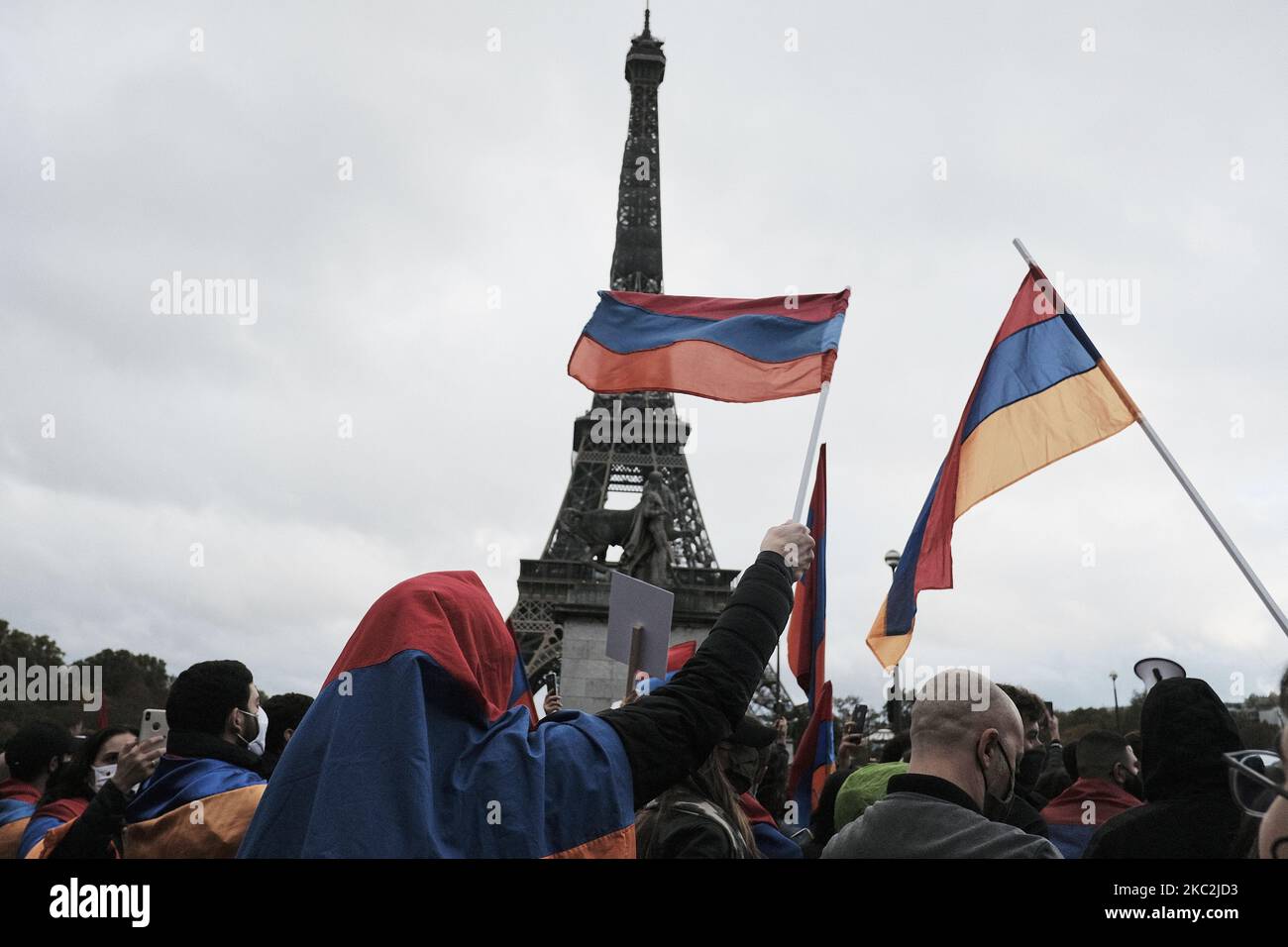 Des membres de la communauté arménienne et des sympathisants ont manifesté à Paris, en France, sur 25 octobre 2020, pour protester contre la guerre du Haut-Karabakh entre l'Arménie et l'Azerbaïdjan et ont demandé la reconnaissance de l'indépendance de l'Artsakh. Le rassemblement, demandé par le Conseil de coordination des organisations arméniennes de France (CCAF), a commencé à la place du Trocadéro, passé près de la Tour Eiffel, et s'est terminé à la place des Invalides. (Photo par Adnan Farzat/NurPhoto) Banque D'Images