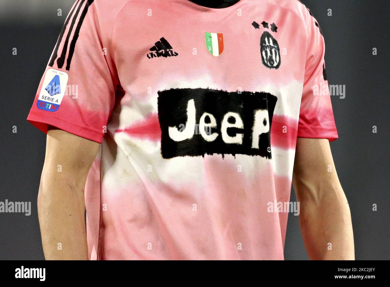 Un détail du maillot Juventus conçu par la star pop américaine Pharrell  Williams et Adidas de la ligne Human Race, inspiré de quelques tenues  emblématiques du passé. Le produit de la vente