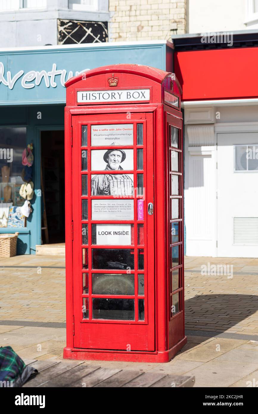 Historique Box - Old Traditional Red Telephone Box - Scarborough North Yorkshire England Banque D'Images