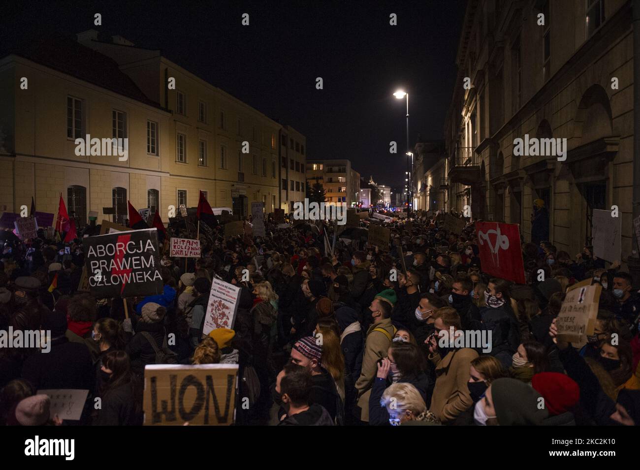 Les gens prennent part à une manifestation devant le palais des archibouquetins de 25 octobre 2020 à Varsovie, en Pologne. Plusieurs milliers de personnes ont pris la rue pour une troisième journée dans une rangée de protestations après que le Tribunal constitutionnel a jugé que l'avortement sur la base d'un défaut foetal irréversible ou d'une maladie incurable qui menace la vie du foetus viole la constitution de Poland. (Photo par Aleksander Kalka/NurPhoto) Banque D'Images