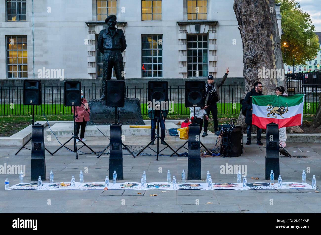 Londres, Royaume-Uni. 4th novembre 2022. Une manifestation, à l’extérieur de Downing Street, sous le slogan « femmes, vie, liberté », en solidarité avec le soulèvement continu en Iran exigeant une plus grande liberté et protestant contre la mort de Mahsa Amini après son arrestation par la police morale iranienne. Crédit : Guy Bell/Alay Live News Banque D'Images