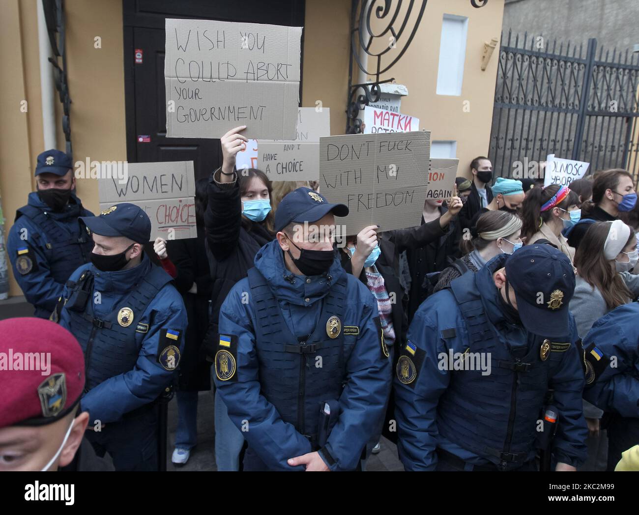 Les Ukrainiens assistent à un rassemblement de solidarité avec les manifestants polonais contre le durcissement de la loi polonaise sur l'avortement, tandis que les soldats et les policiers de la Garde nationale se tiennent en garde près de l'ambassade de Pologne à Kiev, en Ukraine, le 26 octobre 2020. La Cour constitutionnelle de Pologne a rendu le 22 octobre une décision qui restreint davantage le droit à l'avortement dans le pays, comme l'ont signalé les médias locaux. (Photo par STR/NurPhoto) Banque D'Images