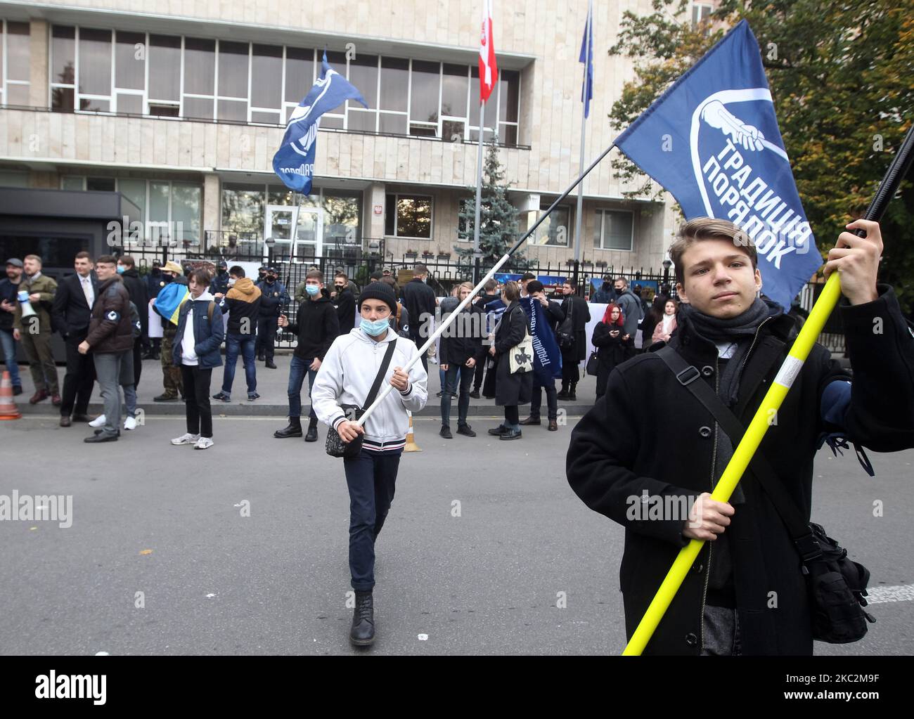 Des militants d'extrême droite assistent à un rassemblement en faveur de la loi polonaise sur l'avortement près de l'ambassade de Pologne à Kiev, en Ukraine, le 26 octobre 2020. La Cour constitutionnelle de Pologne a rendu le 22 octobre une décision qui restreint davantage le droit à l'avortement dans le pays, comme l'ont signalé les médias locaux. (Photo par STR/NurPhoto) Banque D'Images