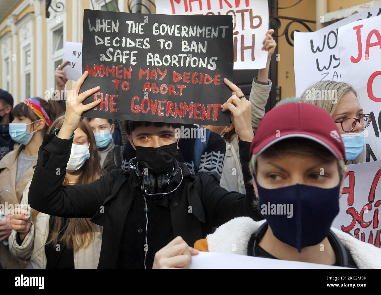 Les Ukrainiens assistent à un rassemblement de solidarité avec les manifestants polonais contre le durcissement de la loi polonaise sur l'avortement près de l'ambassade de Pologne à Kiev, en Ukraine, le 26 octobre 2020. La Cour constitutionnelle de Pologne a rendu le 22 octobre une décision qui restreint davantage le droit à l'avortement dans le pays, comme l'ont signalé les médias locaux. (Photo par STR/NurPhoto) Banque D'Images