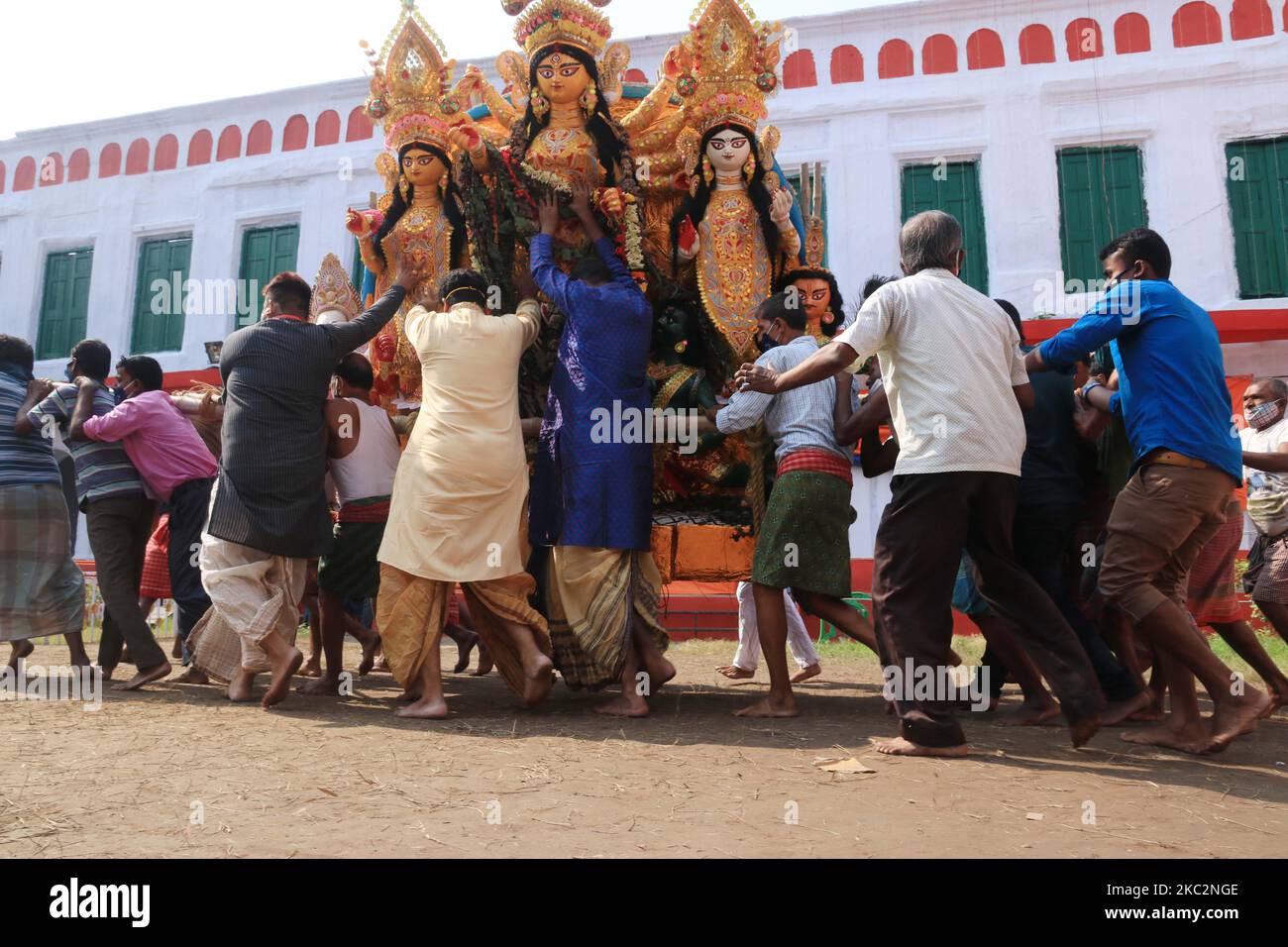 Les dévotés hindous portent une idole de la déesse hindoue à dix mains Durga pour la préparation à l'immersion dans le Gange pendant le festival de Durga Puja, à Sovabazar Raj Bari (palais royal de Shobhabazar) à Kolkata sur 26 octobre 2020. (Photo de Debajyoti Chakraborty/NurPhoto) Banque D'Images