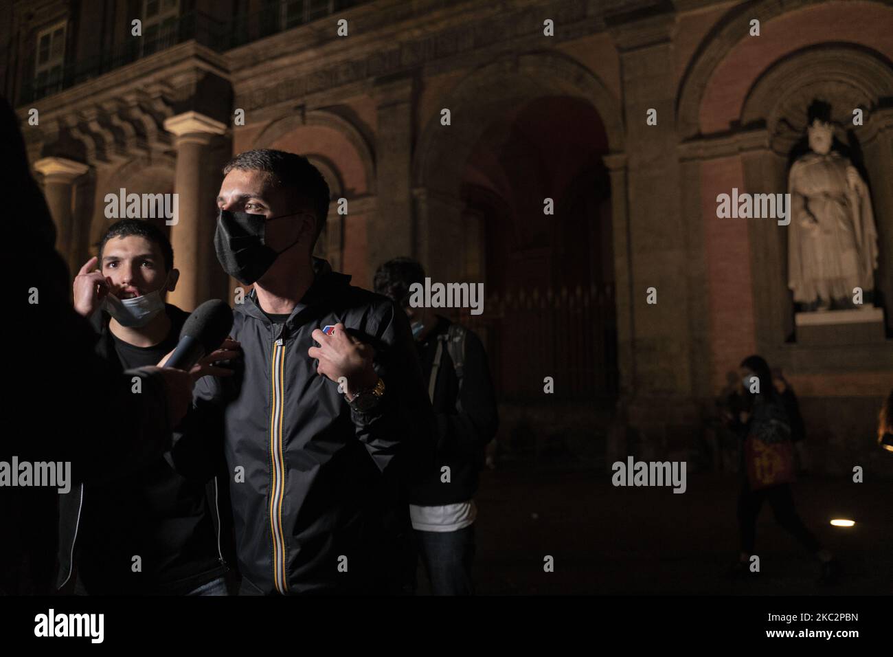 Des manifestations contre les restrictions mises en place par les autorités nationales et locales pour contenir la propagation de l'épidémie de Covid-19 à Naples, au 26 octobre 2020. (Photo de Fabio Burrelli/NurPhoto) Banque D'Images