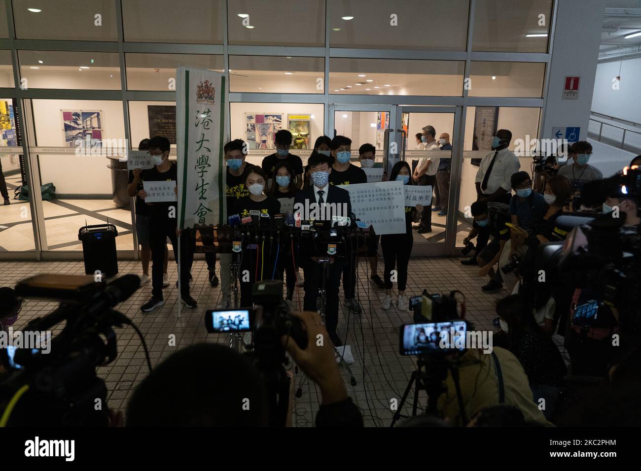 Le 27 octobre 2020, le conseil de direction de l'Université de Hong Kong a approuvé la nomination de deux professeurs Tsinghua, Max Shen Zuojun et Gong Peng, pour des postes de direction. Les étudiants et les membres du syndicat des étudiants se sont réunis sur le campus pour s'opposer à la nomination de deux vice-présidents, car Shen a été inscrit comme membre du Parti communiste sur le site Web de Tsinghua. (Photo de Yat Kai Yeung/NurPhoto) Banque D'Images