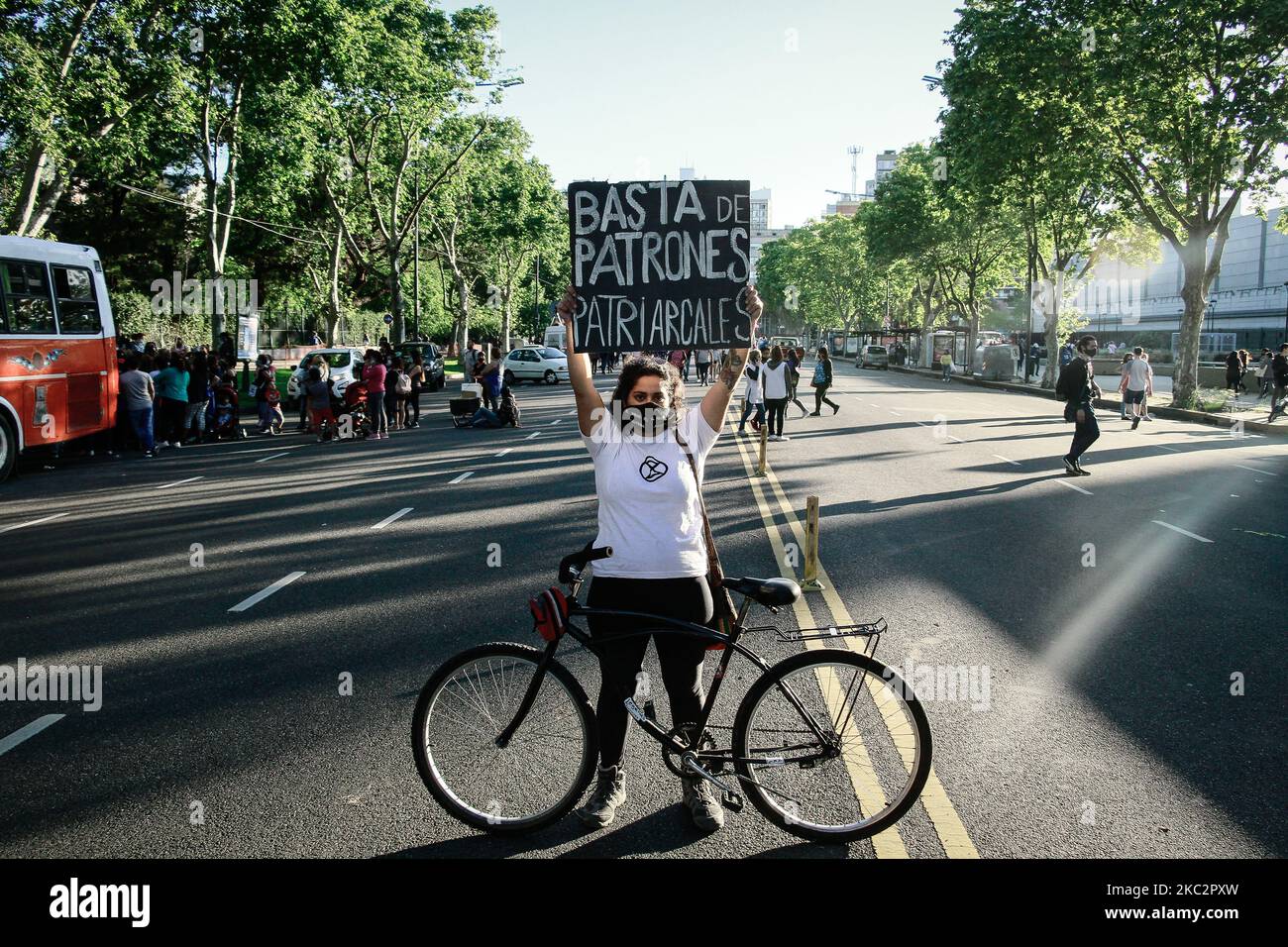 Des manifestants sont venus soutenir le leader social et rural Juan Grabois à Buenos Aires, en Argentine, sur 27 octobre 2020. (Photo par Federico Rotter/NurPhoto) Banque D'Images