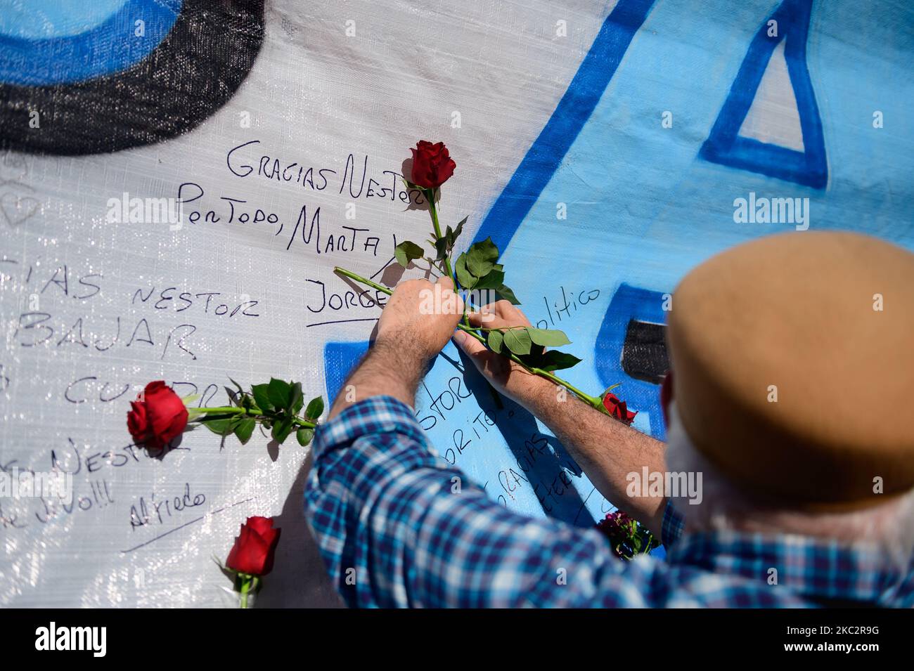 Les manifestants rendent hommage à l'ancien président argentin (2003-2007) Nestor Kirchner sur 27 octobre 2020 à Buenos Aires, en Argentine. Kirchner est mort d'une crise cardiaque à l'âge de 60 ans sur 27 octobre 2010, à El Calafate, dans le sud de l'Argentine. (Photo de Manuel Cortina/NurPhoto) Banque D'Images