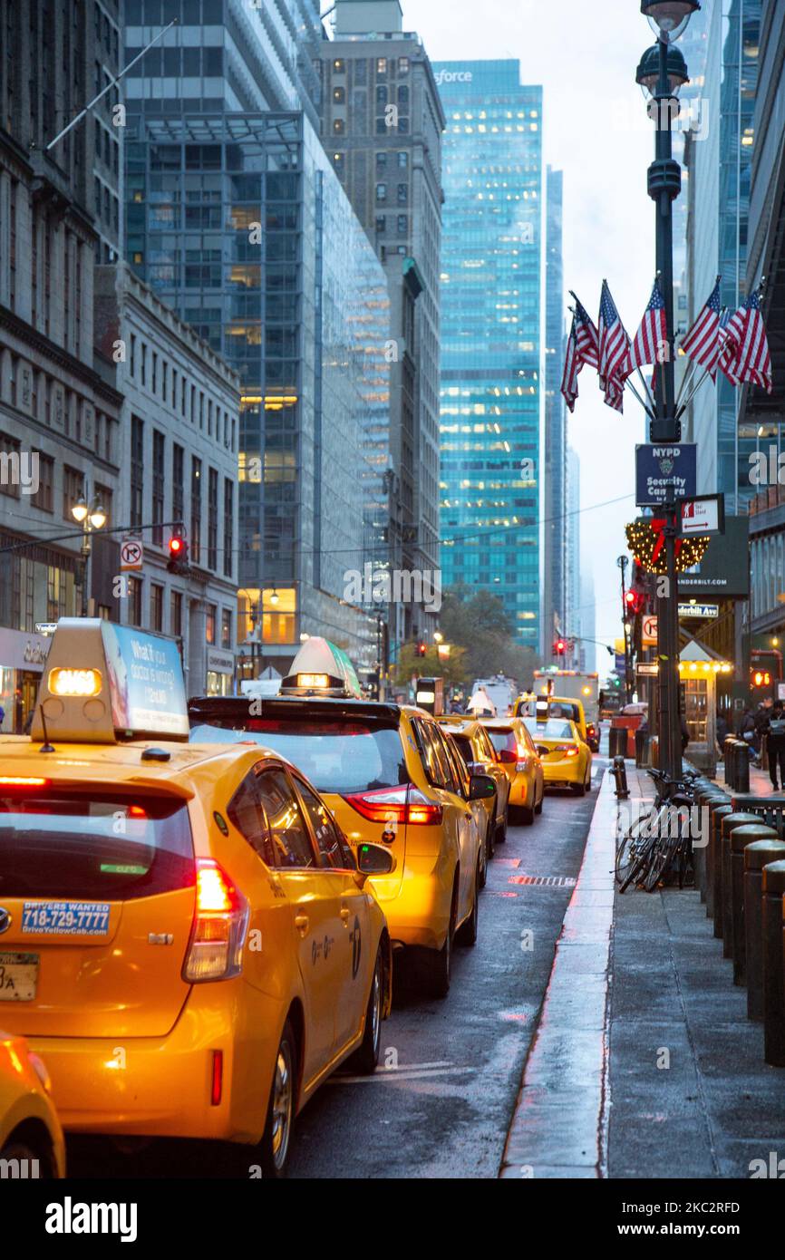 Le légendaire taxi jaune fixe file d'attente et se déplace dans les rues de Midtown Manhattan, New York, devant l'entrée de Grand Central terminal ou Grand Central, un terminal de train de banlieue situé au 42nd Street et Park Avenue, New York City on 13 février 2020 à New York, Etats-Unis. (Photo de Nicolas Economou/NurPhoto) Banque D'Images