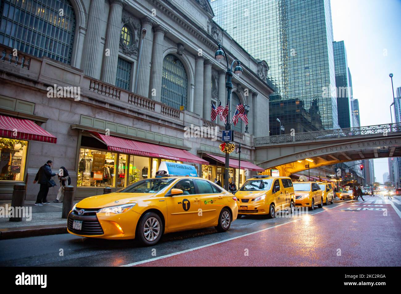 Le légendaire taxi jaune fixe file d'attente et se déplace dans les rues de Midtown Manhattan, New York, devant l'entrée de Grand Central terminal ou Grand Central, un terminal de train de banlieue situé au 42nd Street et Park Avenue, New York City on 13 février 2020 à New York, Etats-Unis. (Photo de Nicolas Economou/NurPhoto) Banque D'Images