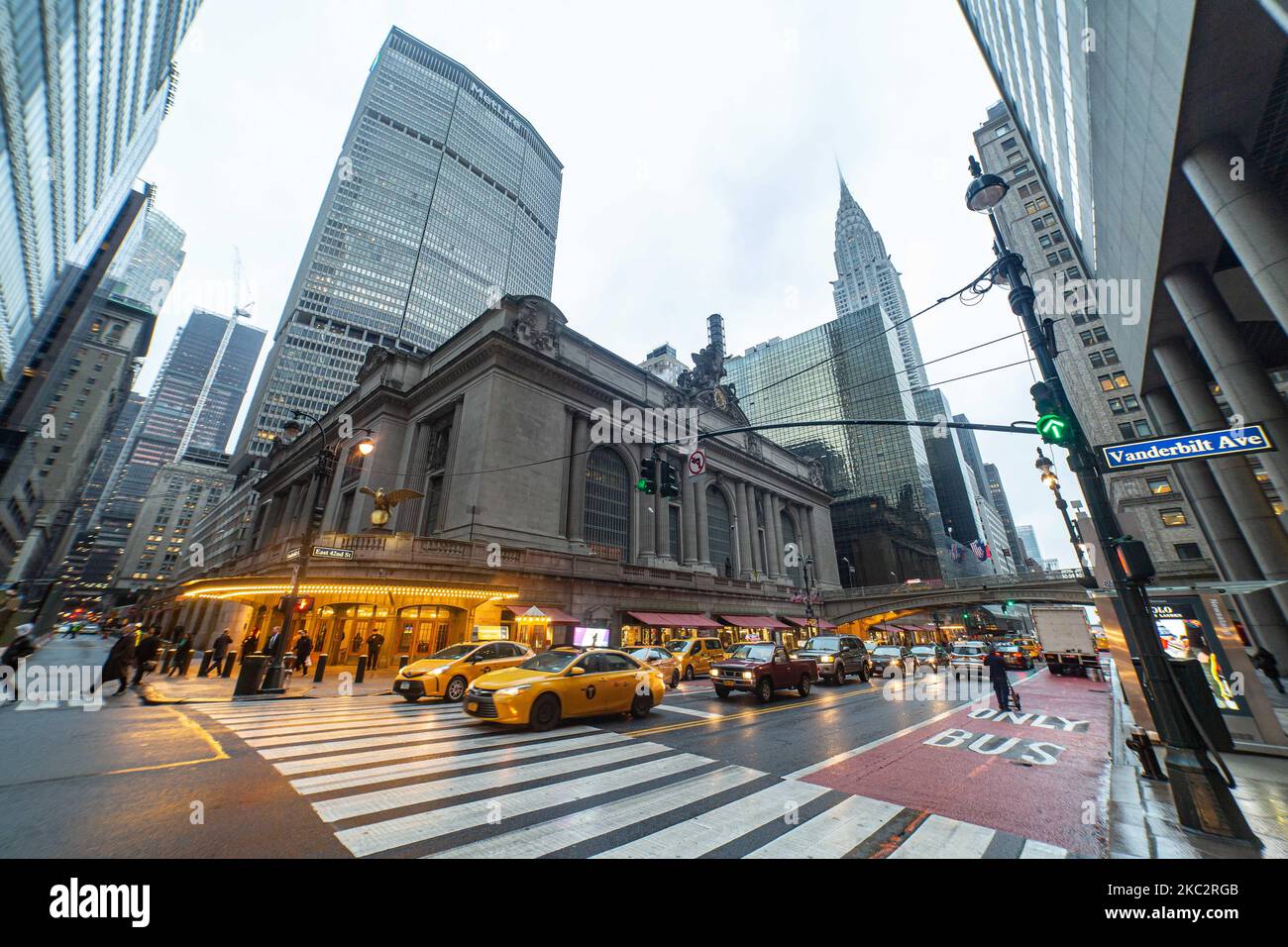 Le légendaire taxi jaune fixe file d'attente et se déplace dans les rues de Midtown Manhattan, New York, devant l'entrée de Grand Central terminal ou Grand Central, un terminal de train de banlieue situé au 42nd Street et Park Avenue, New York City on 13 février 2020 à New York, Etats-Unis. (Photo de Nicolas Economou/NurPhoto) Banque D'Images