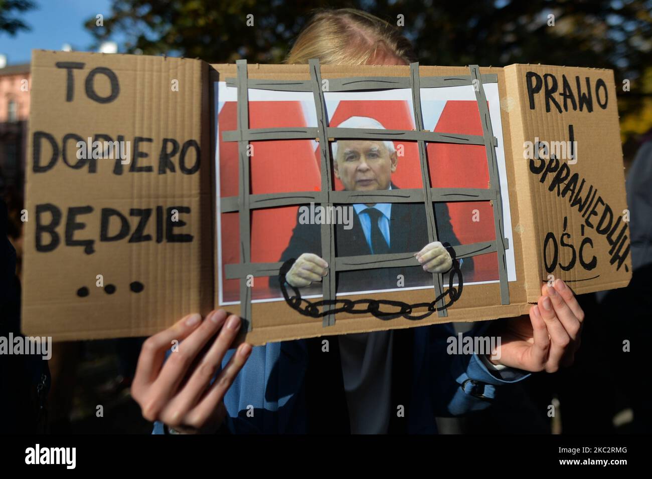 Une image de Jaroslaw Kaczynski, le chef du parti au pouvoir droit et Justice vu lors de la manifestation Pro-Choice des étudiants dans le centre-ville de Cracovie. Les activistes des droits des femmes et leurs partisans ont organisé leur septième jour de manifestations à Cracovie et dans toute la Pologne, s'opposant à la restriction en cas de pandémie, pour exprimer leur colère contre la décision de la Cour suprême polonaise, qui a resserré les lois déjà strictes sur l'avortement. Sur 28 octobre 2020, à Cracovie, en Pologne. (Photo par Artur Widak/NurPhoto) Banque D'Images