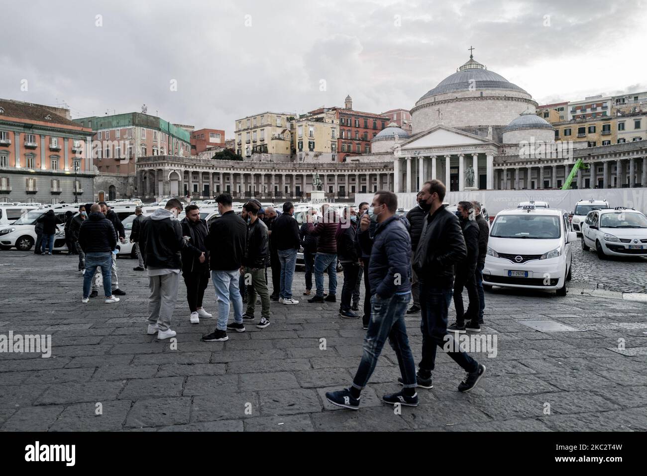 Les chauffeurs de taxi manifestent sur la place Plebiscito, à Naples, en Italie, sur 27 octobre 2020. (Photo de Paolo Manzo/NurPhoto) Banque D'Images