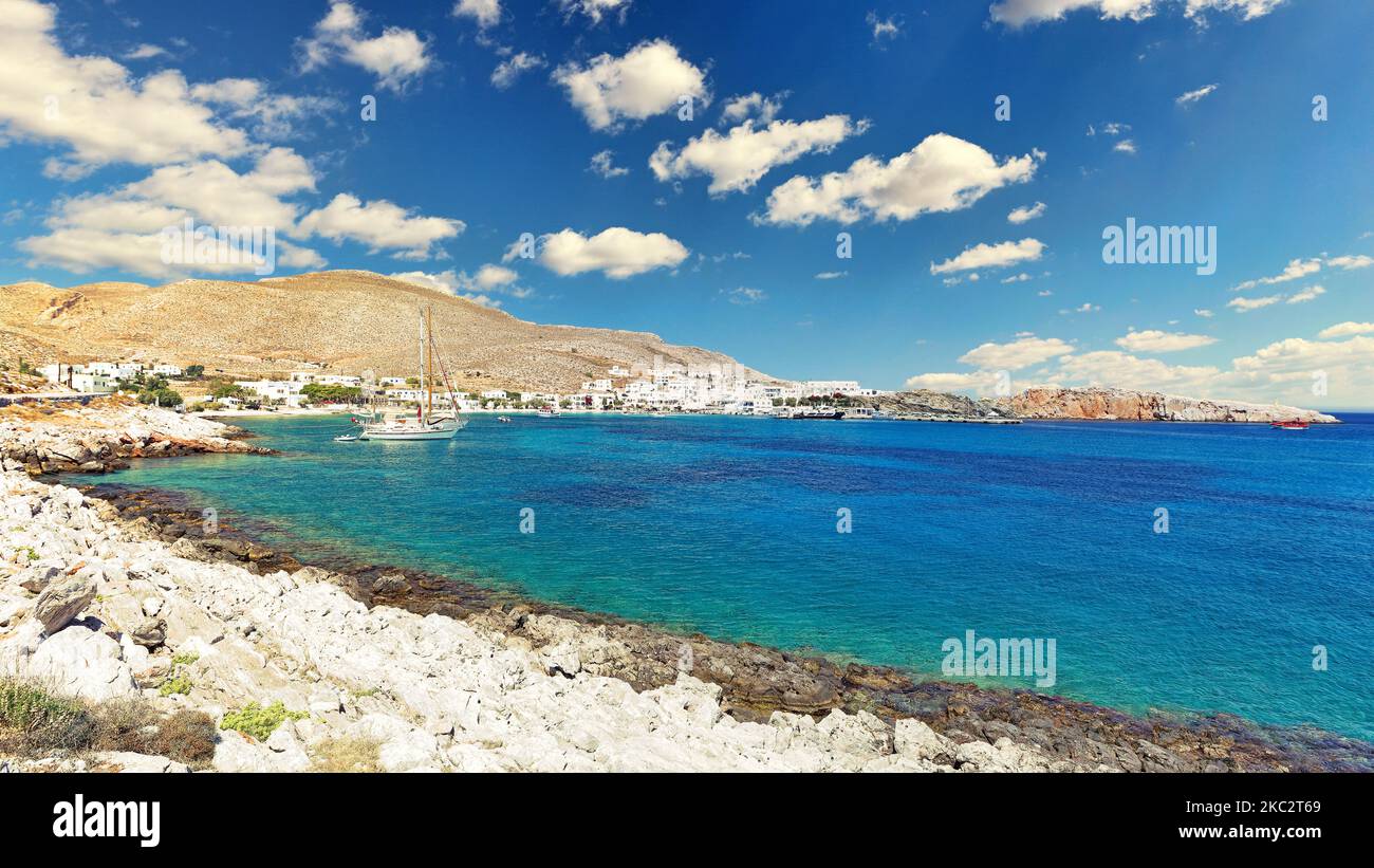 Port de Karavostasis et plage de Chochlidia sur l'île de Folegandros, Grèce Banque D'Images