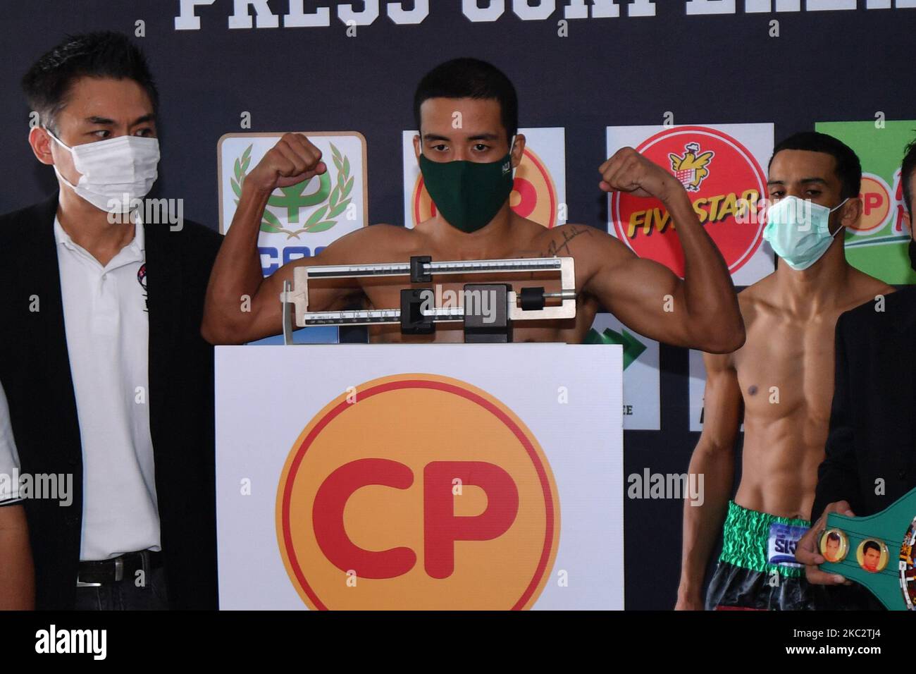 Omar Elquers du Maroc pose lors de la pesée pour son WBC Asia Super Featherweight (130 LBS) lutte contre Wanchana Meenayothin de Thaïlande à Petchyinne Muay Thai Gym sur 28 octobre 2020 à Bangkok, Thaïlande. (Photo de Vachira Vachira/NurPhoto) Banque D'Images