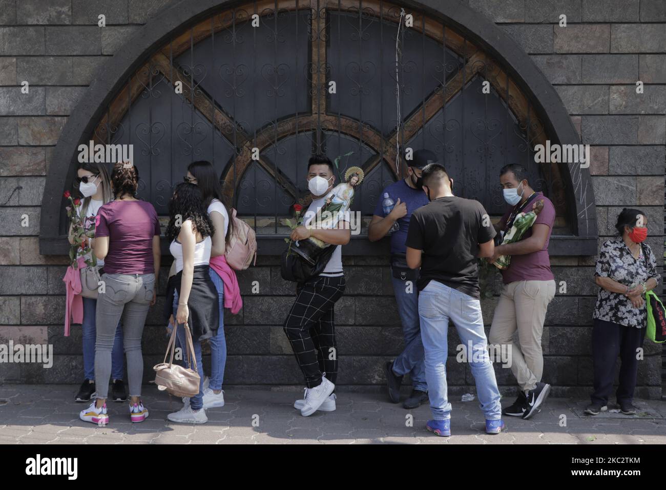 Les croyants de San Judas Tadeo visitent le temple de Capultitlan, au Mexique, sur 28 octobre 2020, dans le cadre de la pandémie COVID-19. . (Photo de Gerardo Vieyra/NurPhoto) Banque D'Images Les croyants de San Judas Tadeo visitent le temple de Capultitlan, au Mexique, sur 28 octobre 2020, dans le cadre de la pandémie COVID-19. . (Photo de Gerardo Vieyra/NurPhoto) Banque D'Images