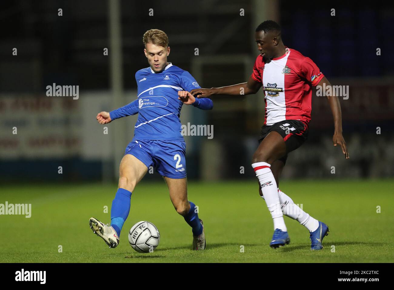 Lewis Cass de Hartlepool s'est Uni en action avec le Yusifu Ceesay d'Altrincham lors du match de la Ligue nationale de Vanarama entre Hartlepool United et Altrincham à Victoria Park, Hartlepool, le mardi 27th octobre 2020. (Photo de Mark Fletcher/MI News/NurPhoto) Banque D'Images